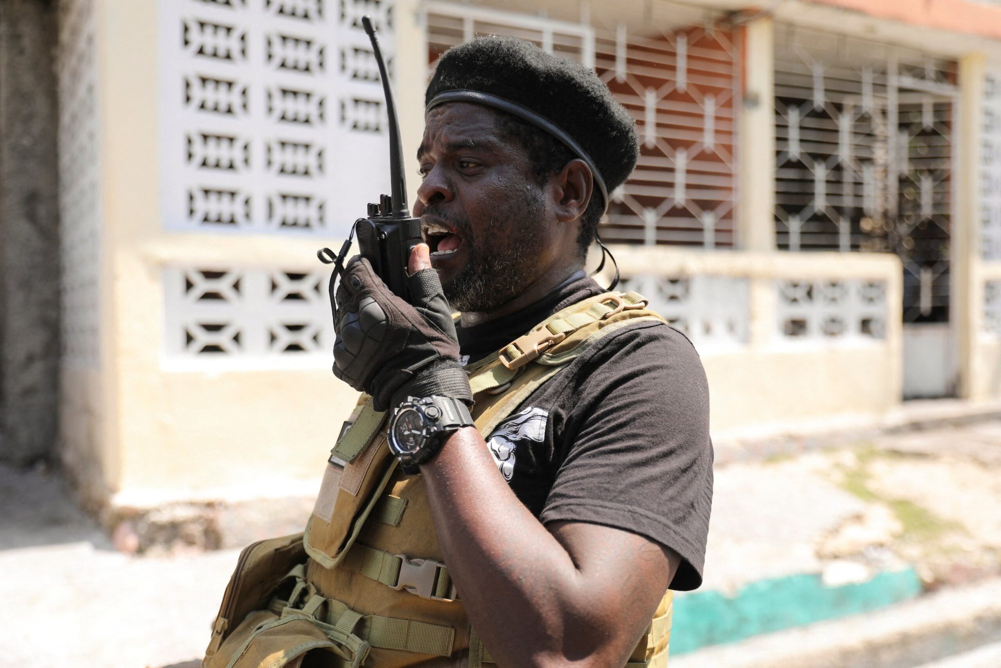 El ex policía haitiano Jimmy "Barbecue" Cherizier, líder de una alianza de grupos armados, utiliza un walkie-talkie tras dirigirse a los medios de comunicación en Puerto Príncipe el 11 de marzo de 2024. El mismo día, el primer ministro Ariel Henry dijo en un discurso por vídeo que su gobierno dejaría el poder tras el establecimiento de un consejo de transición. "Haití necesita paz. Haití necesita estabilidad", dijo. (Foto de OSV News/Ralph Tedy Erol, Reuters)