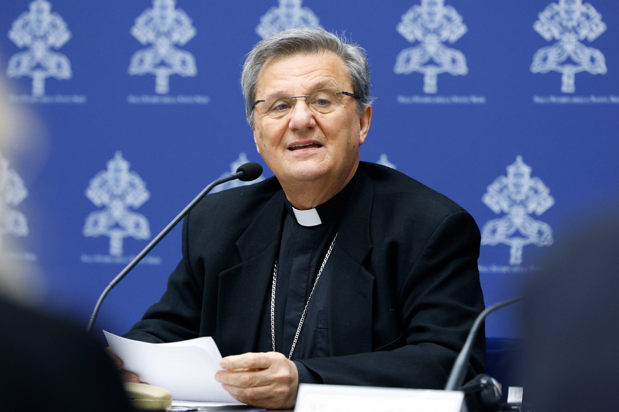 El cardenal Mario Grech, secretario general del Sínodo de los Obispos, habla en una rueda de prensa en el Vaticano el 14 de marzo de 2024, sobre los grupos de estudio autorizados por el Papa Francisco para examinar las cuestiones planteadas en el sínodo sobre la sinodalidad. (Foto photo/Lola Gomez)