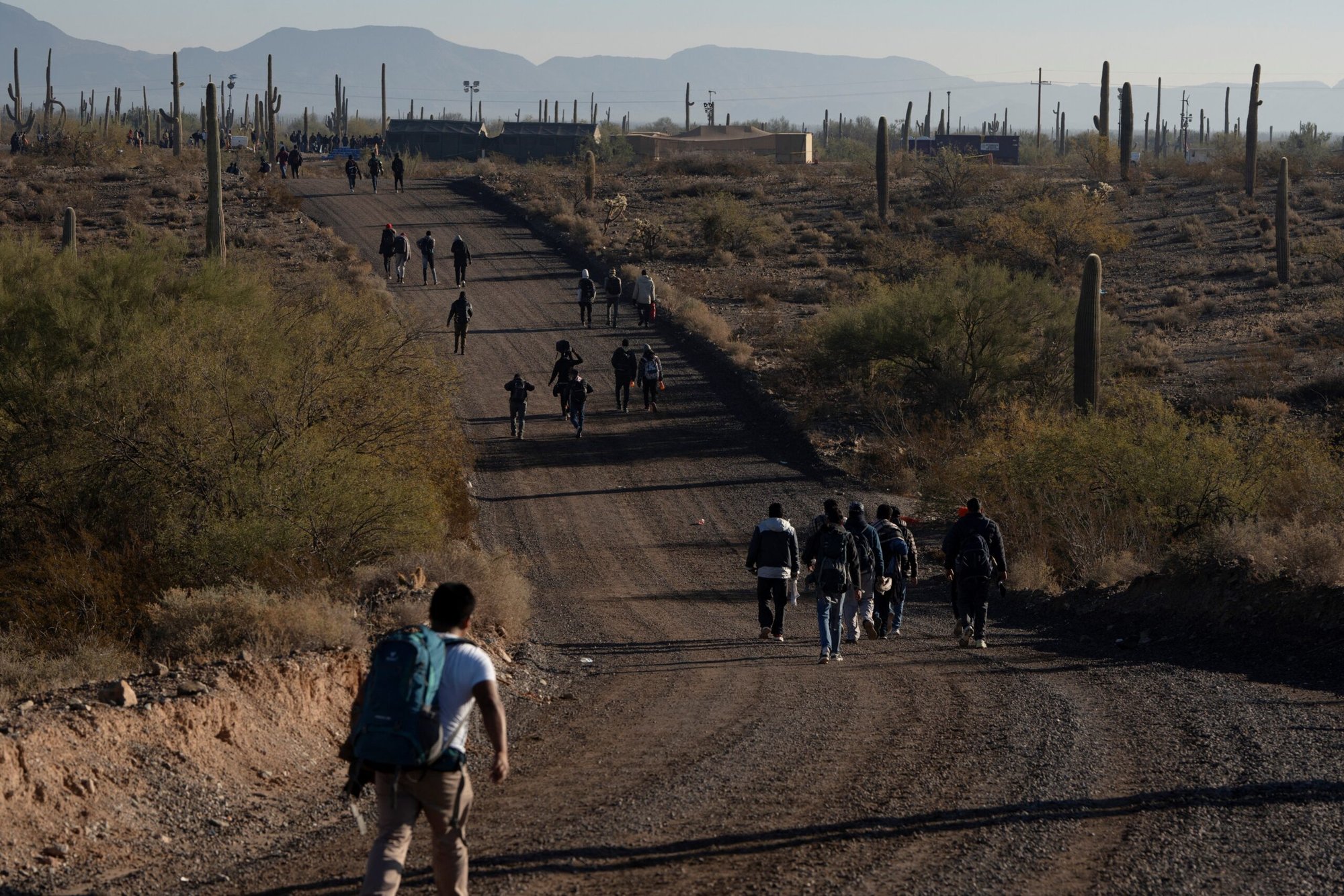 Migrantes caminan hacia una instalación de procesamiento según las indicaciones de la Patrulla Fronteriza en la frontera entre EE.UU. y México cerca de Lukeville, Arizona, 25 de diciembre de 2023. (Foto OSV News/Rebecca Noble, Reuters)