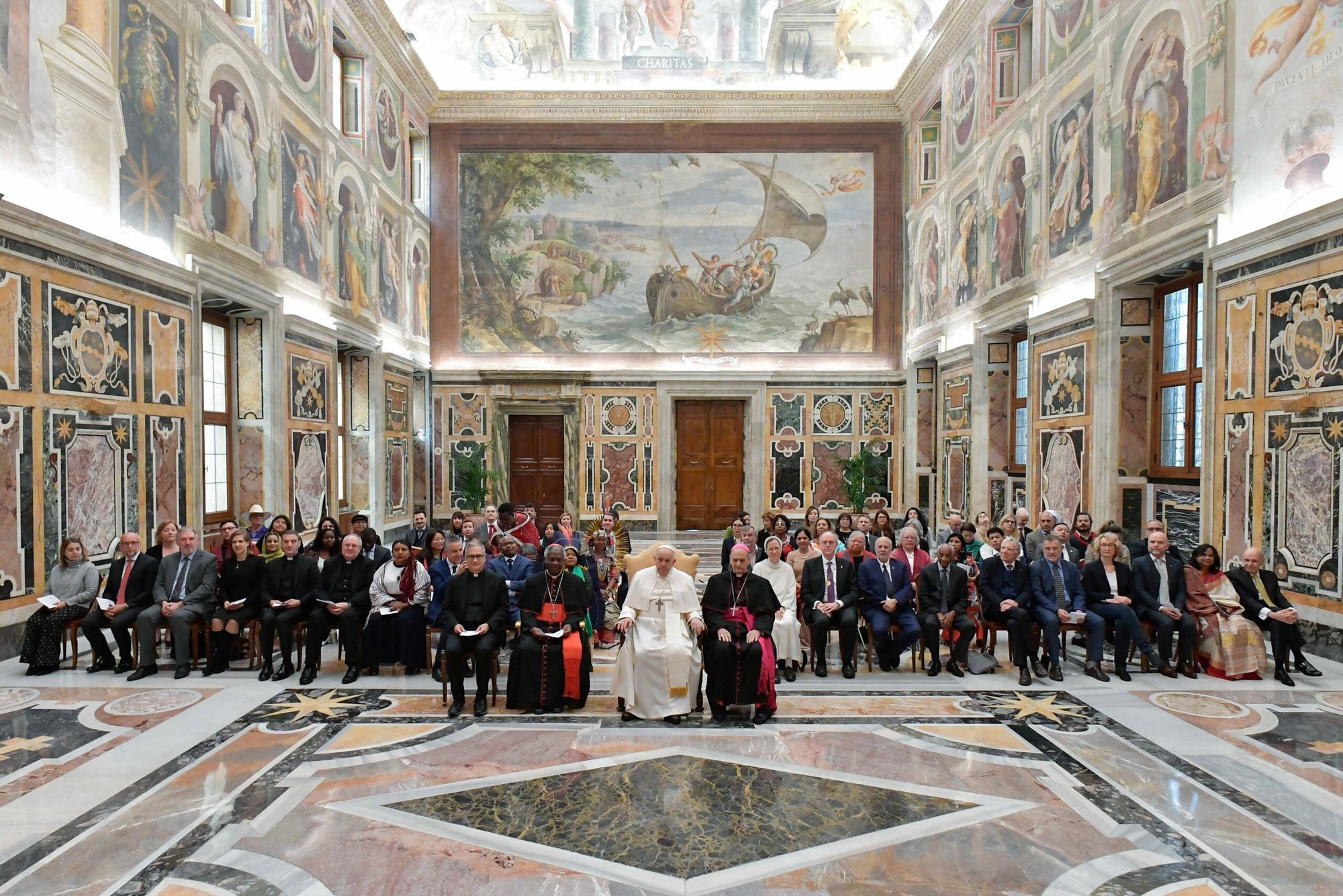 El Papa Francisco posa para una fotografía durante una audiencia en el Vaticano el 14 de marzo de 2024, con personas que participan en un taller patrocinado conjuntamente por las Academias Pontificias de Ciencias y de Ciencias Sociales sobre el conocimiento de los pueblos indígenas y la investigación llevada a cabo en las ciencias. En la audiencia con el Papa participaron miembros de comunidades indígenas. (Foto CNS/Vatican Media)