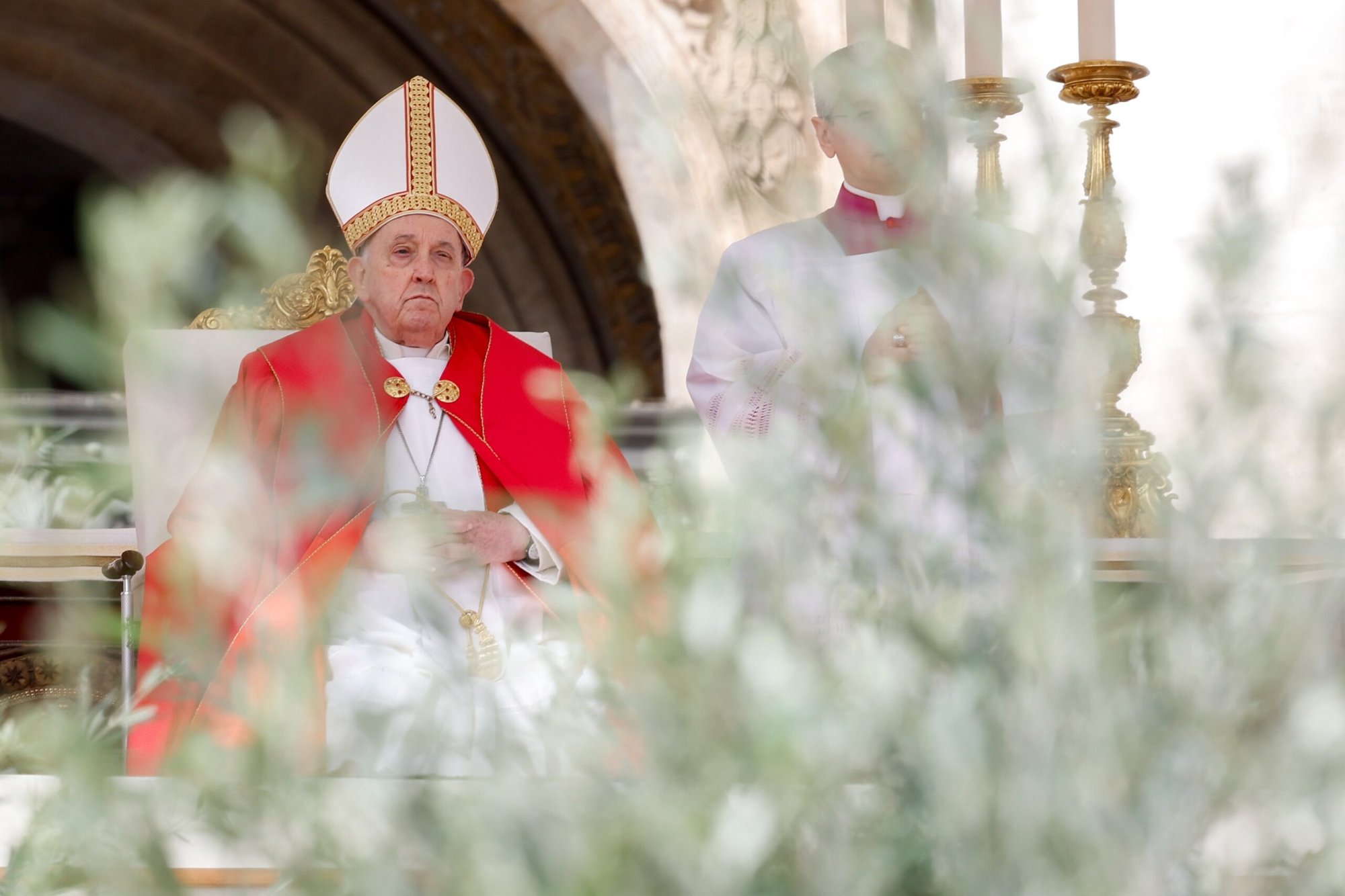 El Papa Francisco contempla la procesión al inicio de la Misa del Domingo de Ramos en la Plaza de San Pedro del Vaticano el 24 de marzo de 2024. (Foto CNS/Lola Gomez)