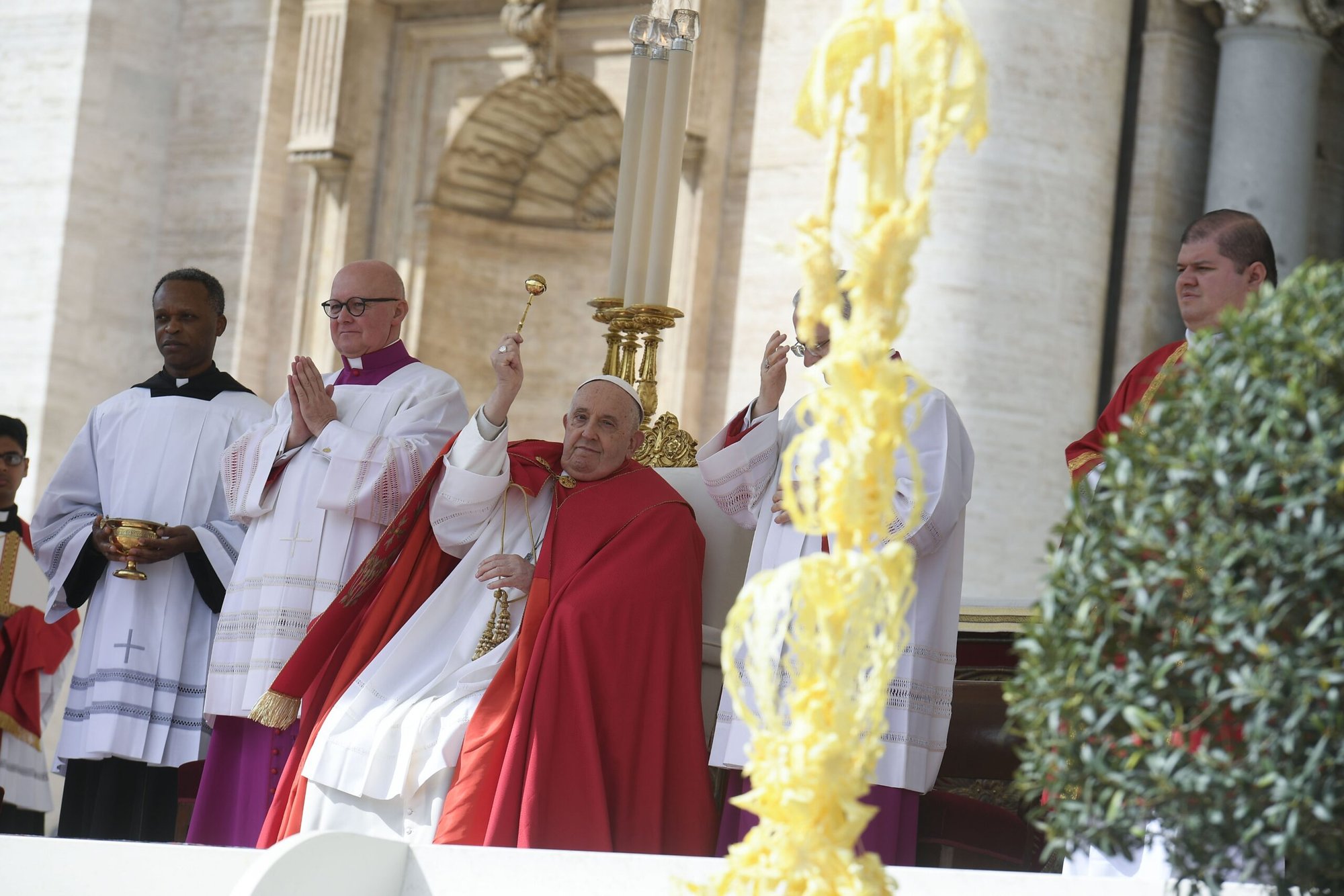 El Papa Francisco bendice con agua bendita a los que sostienen ramas de olivo, grandes hojas de palma verde y hojas de palma intrincadamente tejidas como parte de la tradicional procesión y misa del Domingo de Ramos en el Vaticano el 24 de marzo de 2024. (CNS /Vatican Media)