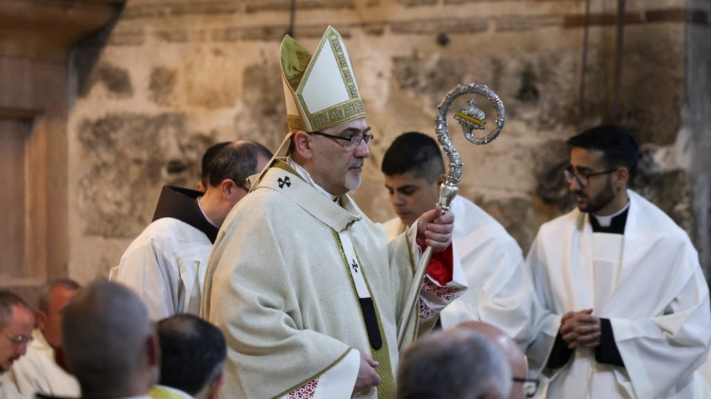 El cardenal Pierbattista Pizzaballa, patriarca latino de Jerusalén, llega para celebrar la Misa del Jueves Santo de la Cena del Señor en la Iglesia del Santo Sepulcro en la Ciudad Vieja de Jerusalén el 28 de marzo de 2024. (Foto de OSV News/Ronen Zvulun, Reuters)