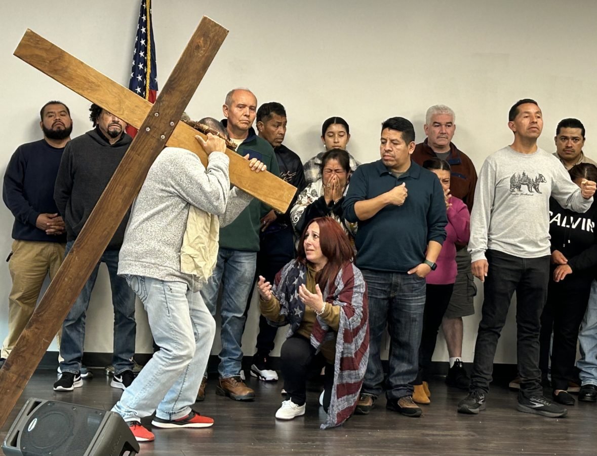 Los miembros de la Comunidad Primera Corintios 13 en la Iglesia Cristo Rey ensayan un reciente domingo para su representación anual de la Pasión. (Mike Cisneros)