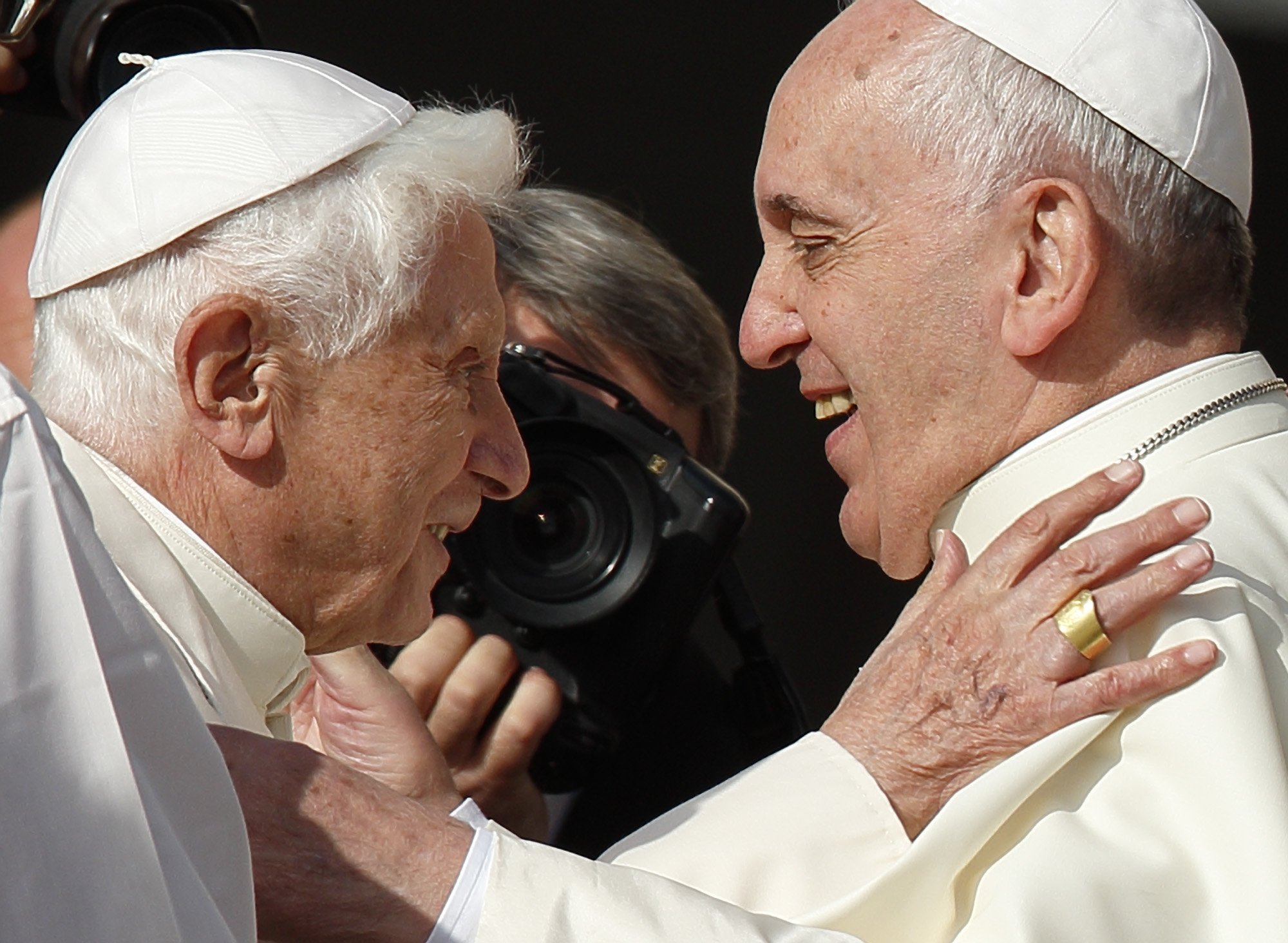 El papa Francisco saluda al papa emérito Benedicto XVI durante un encuentro para ancianos en la plaza de San Pedro del Vaticano el 28 de septiembre de 2014. (CNS /Paul Haring)