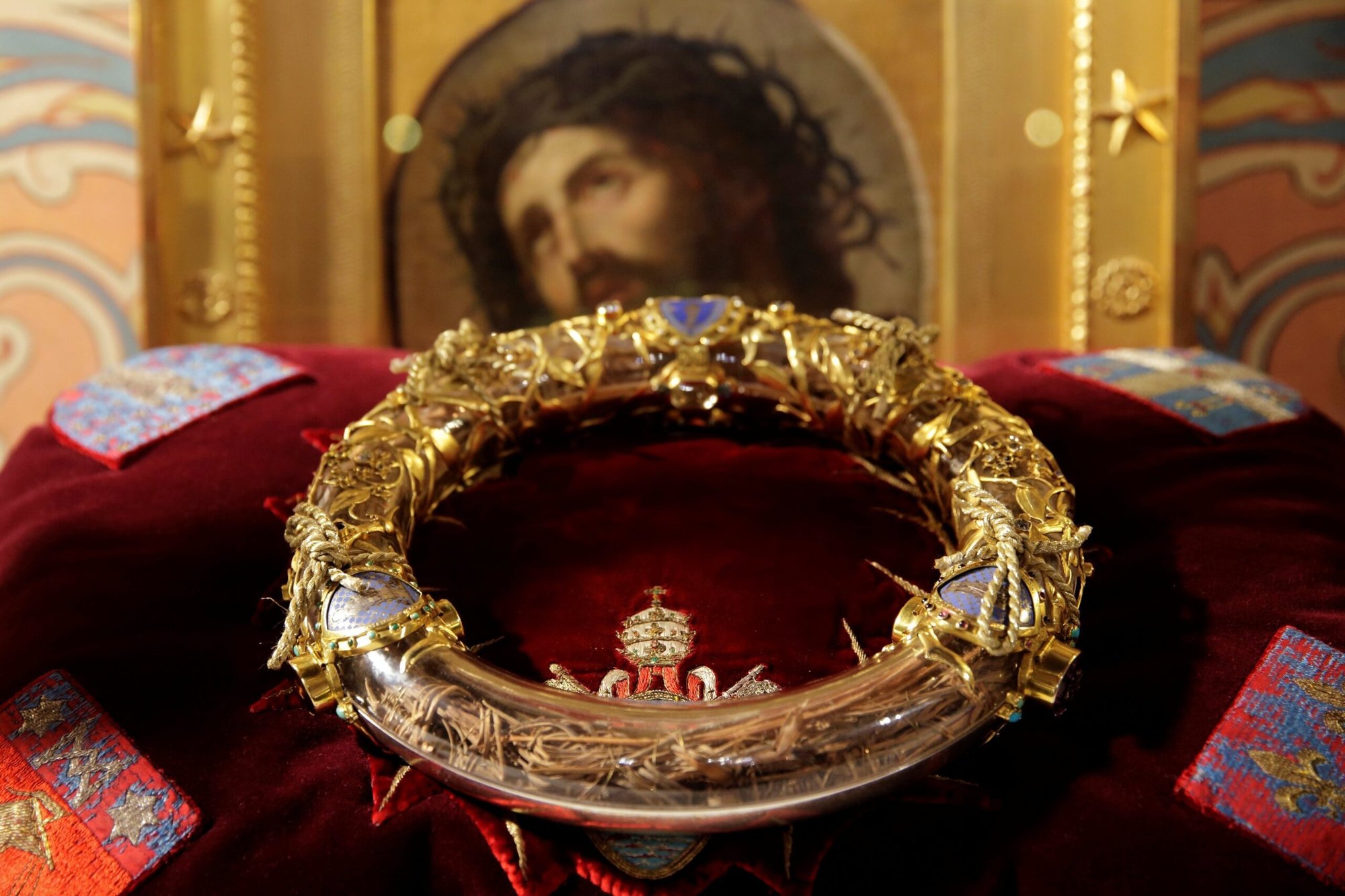 Un relicario que contiene lo que la tradición sostiene que es la corona de espinas de Jesús se muestra durante una ceremonia en la catedral de Notre Dame en París el 21 de marzo de 2014. La corona, la más preciada de las reliquias del tesoro de Notre Dame, se salvó de las llamas del incendio del 15 de abril de 2019. (Foto OSV News/Philippe Wojazer, Reuters)