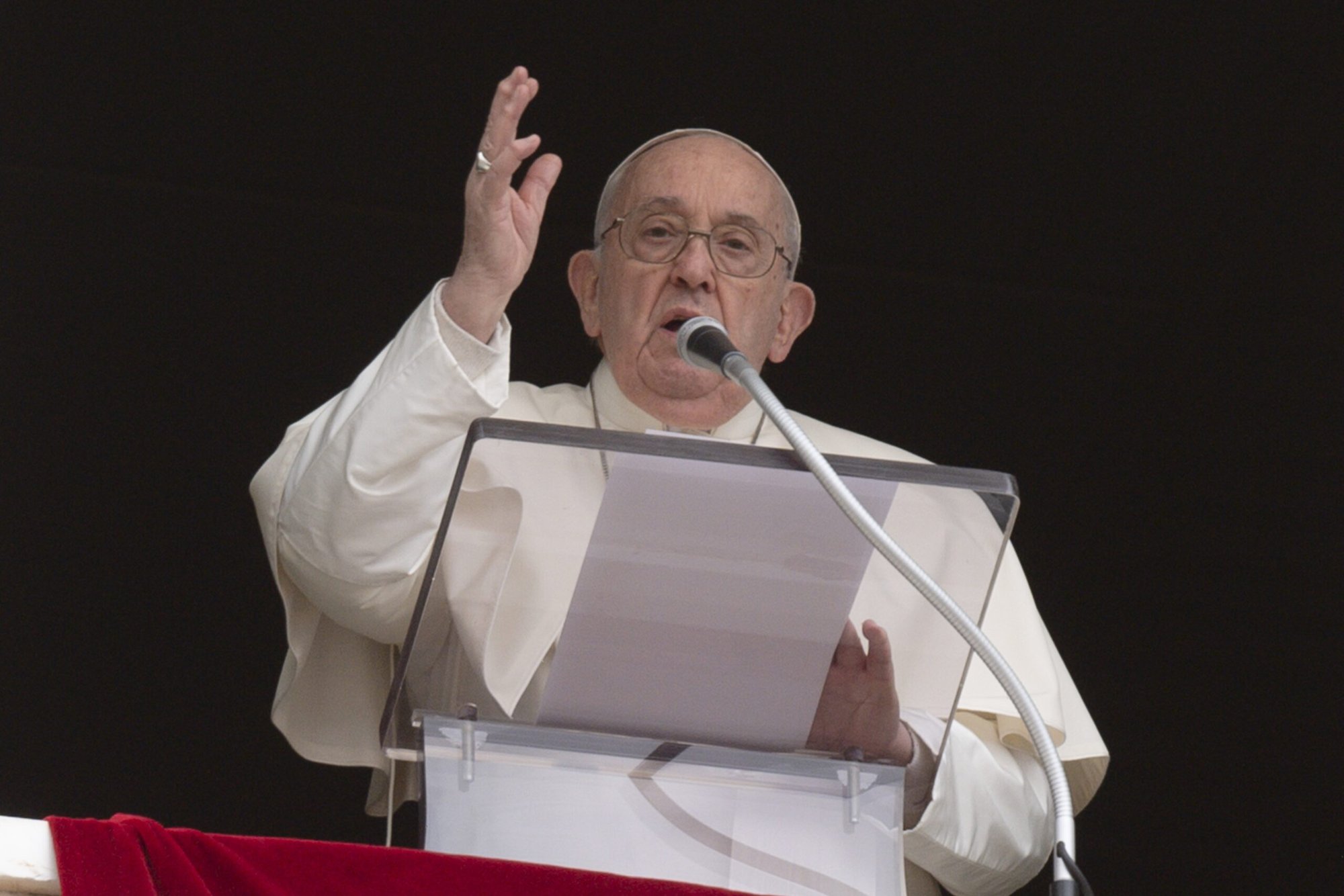 El Papa Francisco da su bendición a visitantes y peregrinos en la Plaza de San Pedro del Vaticano tras dirigir el rezo de la oración "Regina Coeli" el 1 de abril de 2024. (CNS /Vatican Media)
