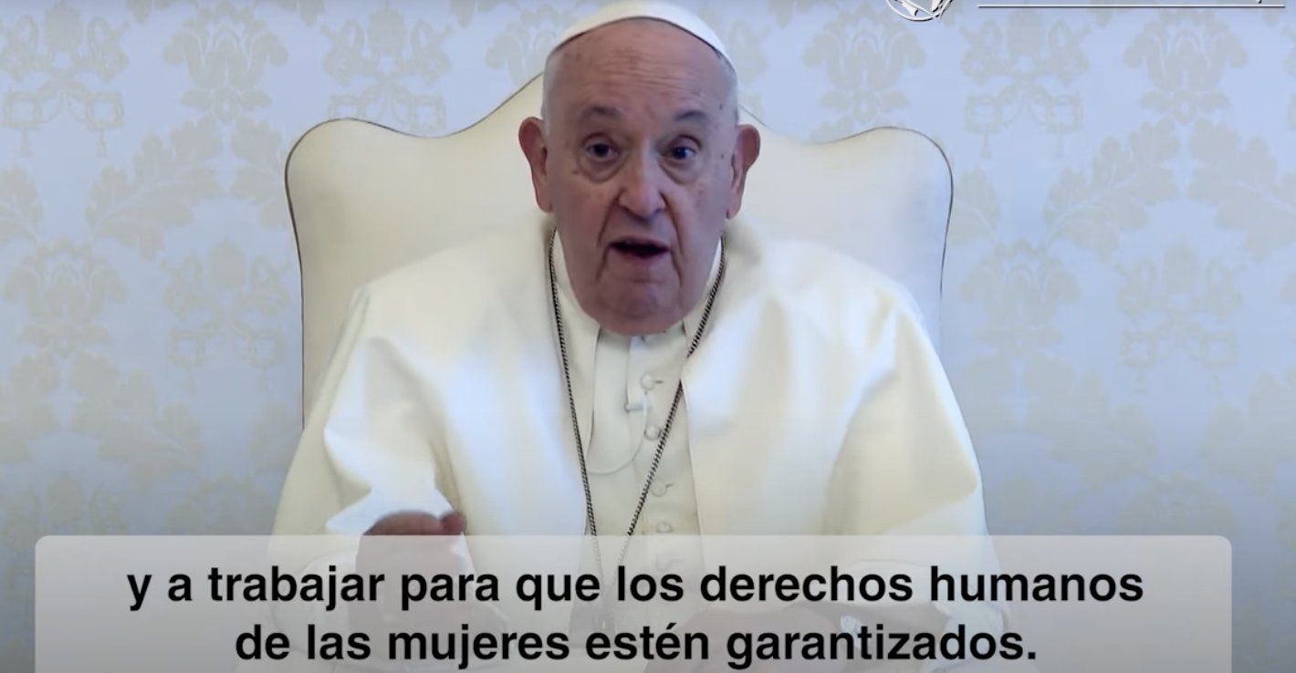 El Papa Francisco, en una captura de pantalla de un vídeo, afirma que los gobiernos deben comprometerse a eliminar las leyes discriminatorias en todas partes y garantizar los derechos humanos de las mujeres. Durante el mes de abril, la Red Mundial de Oración del Papa pide a los católicos que recen para que la dignidad y el valor de la mujer sean reconocidos en todas las culturas y para que se ponga fin a la discriminación que sufren en diversas partes del mundo. (Foto CNS/ThePopeVideo.org)
