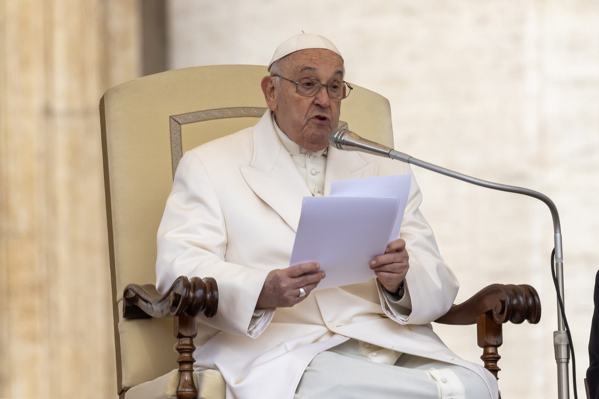 El Papa Francisco habla sobre la virtud de la justicia durante su audiencia general en la Plaza de San Pedro del Vaticano el 3 de abril de 2024. (Foto CNS/Pablo Esparza)