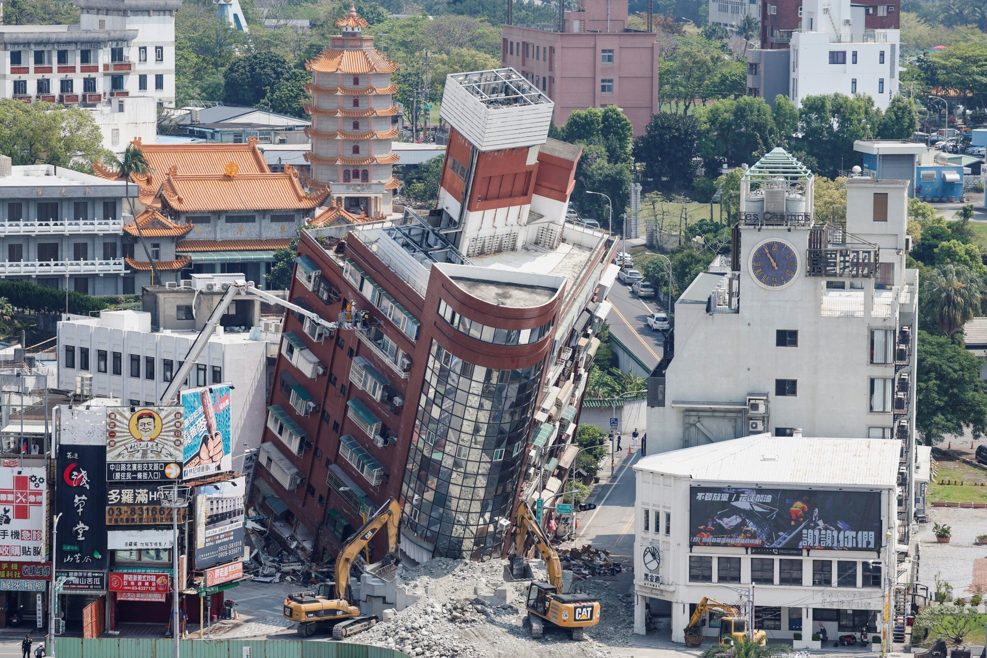 El 4 de abril de 2024, unos obreros trabajan en el lugar donde se derrumbó un edificio tras un terremoto de magnitud 7,4 cerca de Hualien, Taiwán. Hualien, Taiwán. Al menos nueve personas murieron el 3 de abril y más de 1.000 resultaron heridas. Según la BBC, los equipos de rescate estaban trabajando para llegar a más de 600 personas varadas, mientras que docenas de personas seguían desaparecidas. (Foto de OSV News/Carlos García Rawlins, Reuters)