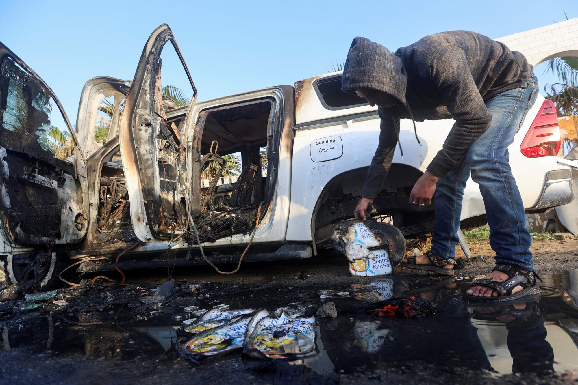 Un palestino inspecciona cerca de un vehículo donde murieron empleados de la World Central Kitchen en un ataque aéreo israelí en Deir Al-Balah, en el centro de la Franja de Gaza, 2 de abril de 2024. Siete personas murieron, entre ellas trabajadores humanitarios extranjeros, al menos uno de ellos católico. El primer ministro israelí, Benjamin Netanyahu, calificó el suceso de "incidente trágico". (Foto OSV News/Ahmed Zakot, Reuters)