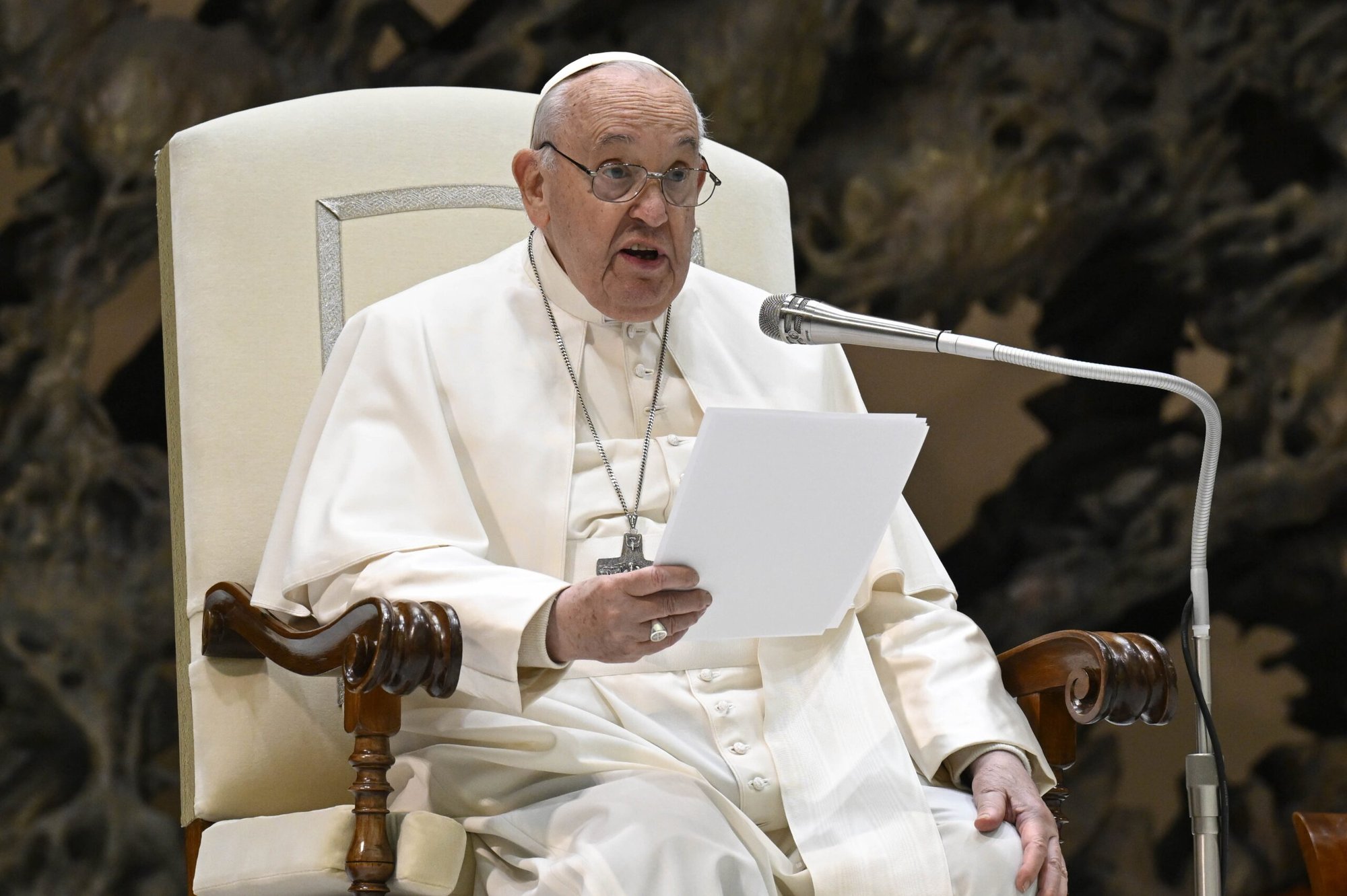 El Papa Francisco habla con voluntarios de la Cruz Roja Italiana durante una reunión en el Aula de Audiencias Pablo VI en el Vaticano el 6 de abril de 2024. (CNS /Vatican Media)