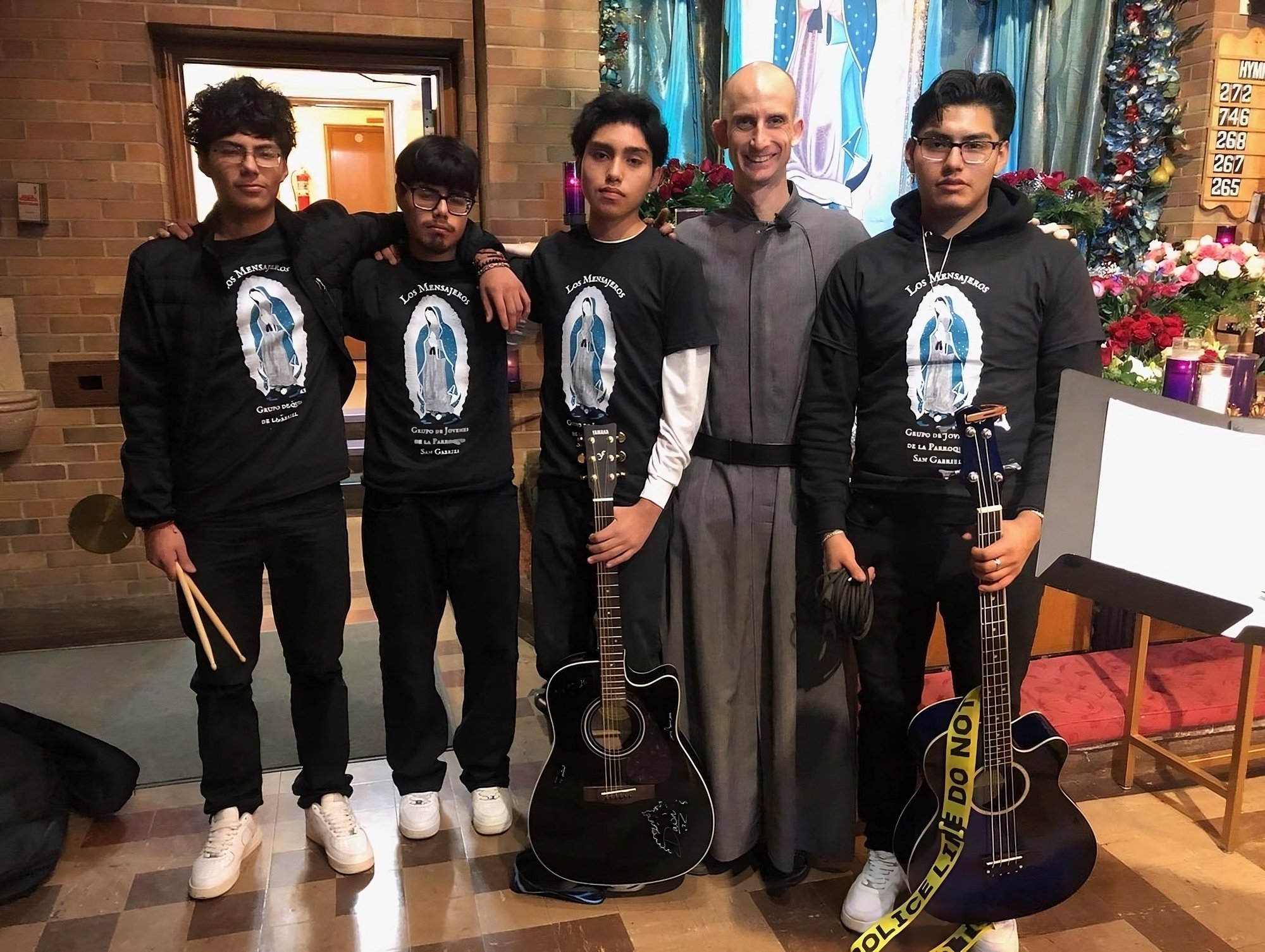 De izquierda a derecha: Juan Pablo Durán, Jordy Durán, Ezequiel, el P. Jeremy Davis y Felipe Durán. Los cuatro jóvenes forman parte del grupo juvenil "Los Mensajeros" en la St. Gabriel Church. Desde hace tres años, los cuatros tocan en honor a las Virgen de Guadalupe el 12 de diciembre. "Siempre tratamos de apoyarlos. Y estas son las cosas que nos alientan a seguir, no queremos que los muchachos se alejen de su fe", explicó Esmeralda. (Foto OSV News/cortesía de Esmeralda Durán).