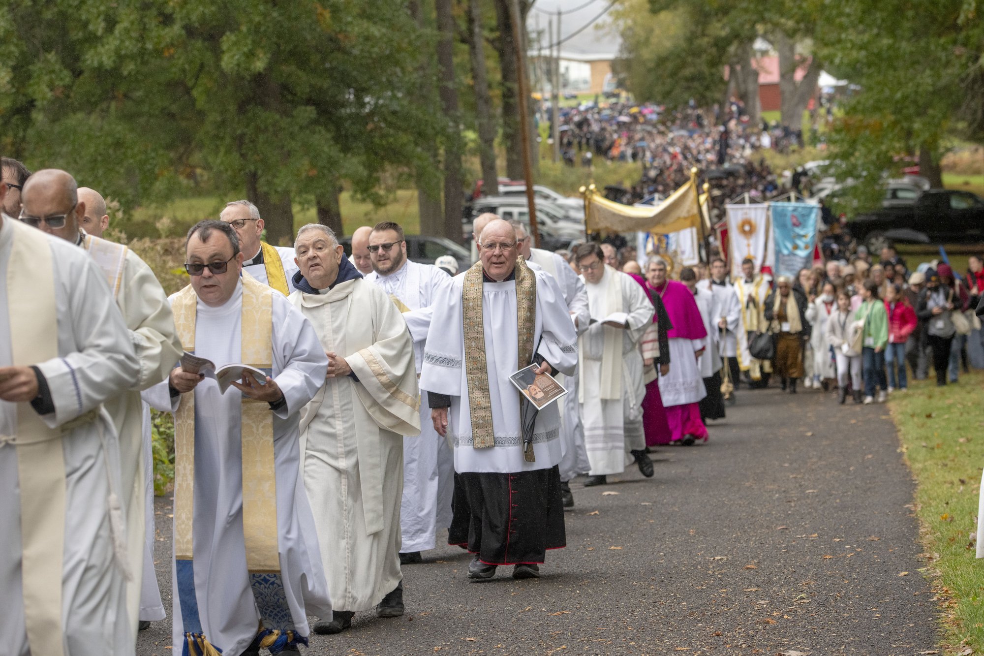 Sacerdotes caminan en una procesión eucarística el 21 de octubre de 2023, en el Santuario de Nuestra Señora de los Mártires en Auriesville, Nueva York, durante el Congreso Eucarístico del Estado de Nueva York del 20 al 22 de octubre. Los participantes en el Congreso Eucarístico Nacional y en la Peregrinación Eucarística Nacional tendrán la oportunidad de recibir indulgencias plenarias, según anunció el 9 de abril de 2024 el arzobispo Timothy P. Broglio, presidente de la conferencia episcopal de Estados Unidos.(Foto OSV News/Jeff Witherow, Catholic Courier)