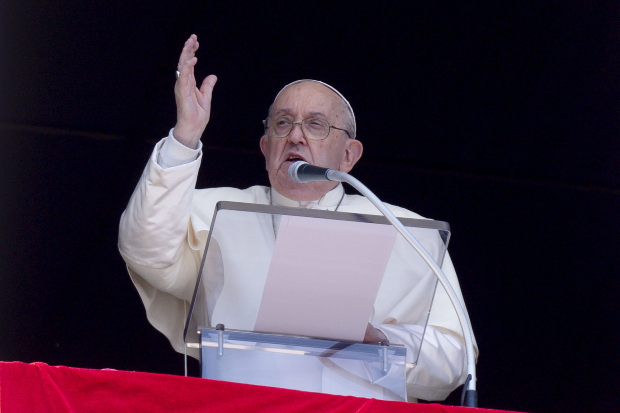El Papa Francisco da su bendición a las personas reunidas en la Plaza de San Pedro en el Vaticano el 14 de abril de 2024, para su recitación del mediodía de la oración "Regina Coeli". El Papa suplicó a las naciones que actúen con moderación y eviten una escalada de violencia en Oriente Medio. (Foto CNS/Vatican Media)