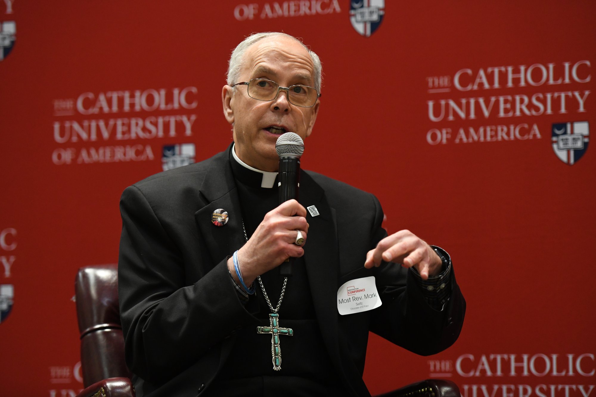 El obispo Mark J. Seitz de El Paso, Texas, habla durante una conferencia sobre inmigración en la Universidad Católica de América en Washington el 11 de abril de 2024. La conferencia fue organizada por la universidad y la Conferencia de Obispos Católicos de Estados Unidos. Mons. Seitz preside el Comité de Migración de la conferencia episcopal. (Foto OSV News/Patrick Ryan, Universidad Católica de América)