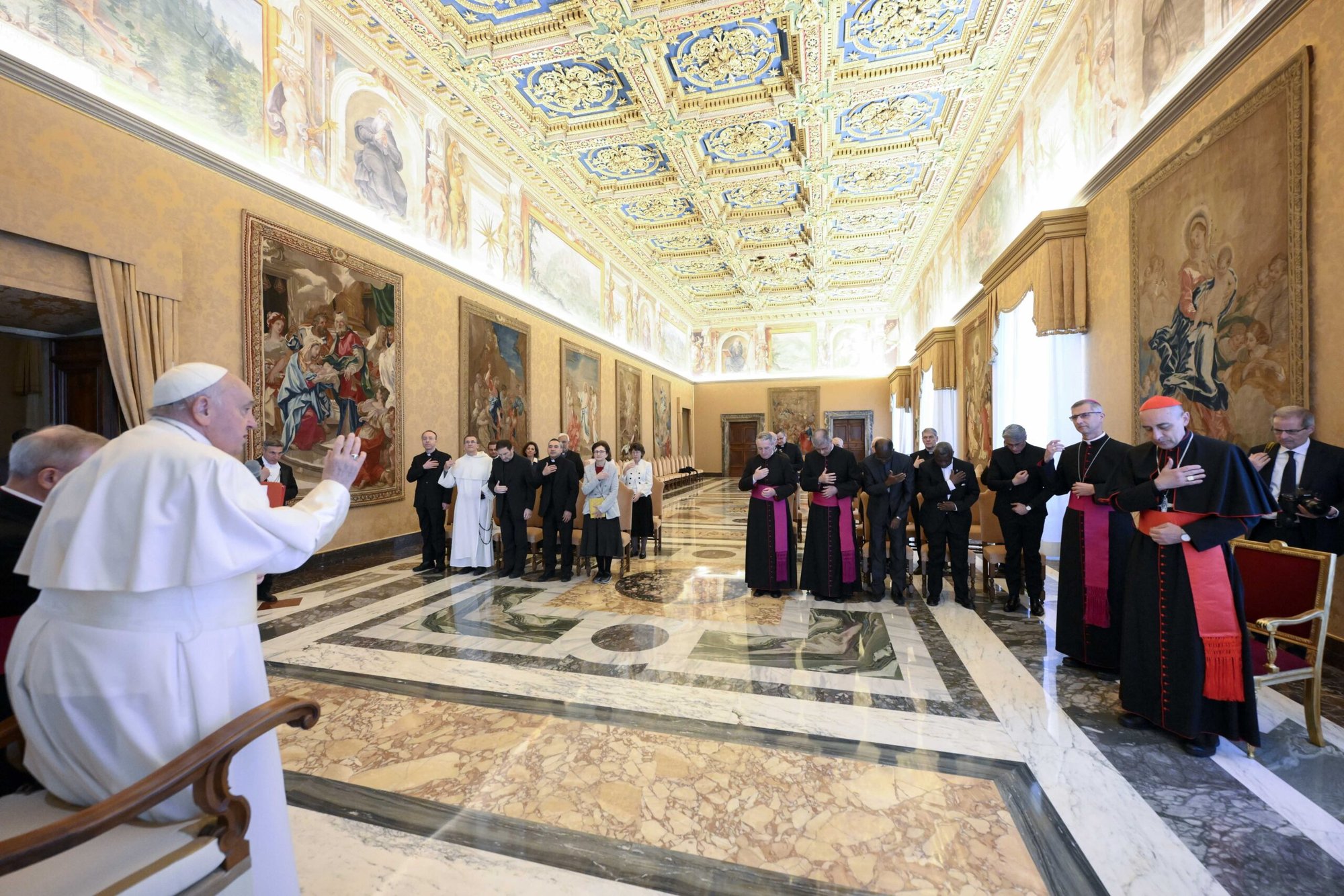 El Papa Francisco da su bendición a los miembros de la Pontificia Comisión Bíblica, un grupo internacional de eruditos que sirven como asesores expertos del Dicasterio para la Doctrina de la Fe, el 11 de abril de 2024, en el Palacio Apostólico del Vaticano. En su reunión de abril, los miembros de la comisión continuaron una discusión sobre "enfermedad y sufrimiento en la Biblia". (Foto CNS/Vatican Media)