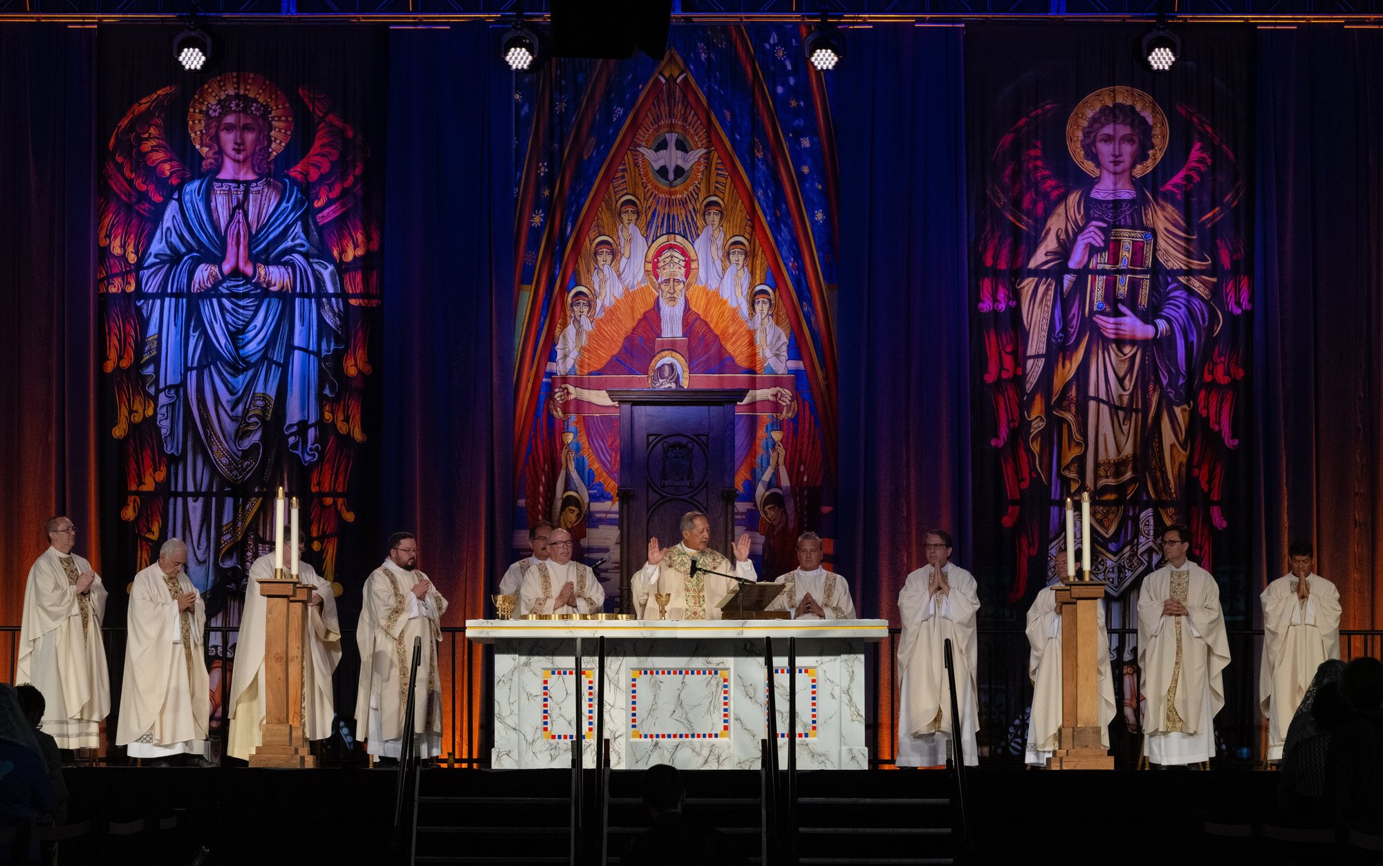 El Obispo Oscar A. Solís de Salt Lake City y el clero de la diócesis celebran la Liturgia de la Eucaristía durante la Misa del 9 de julio de 2023, en el Mountain America Expo Center de Sandy, Utah. Se estima que unas 10.000 personas de todo Utah asistieron a la Eucaristía y a la Misa, que fue la culminación del «Año del Renacimiento Diocesano» de la diócesis. (OSV news photo/Sam Lucero)