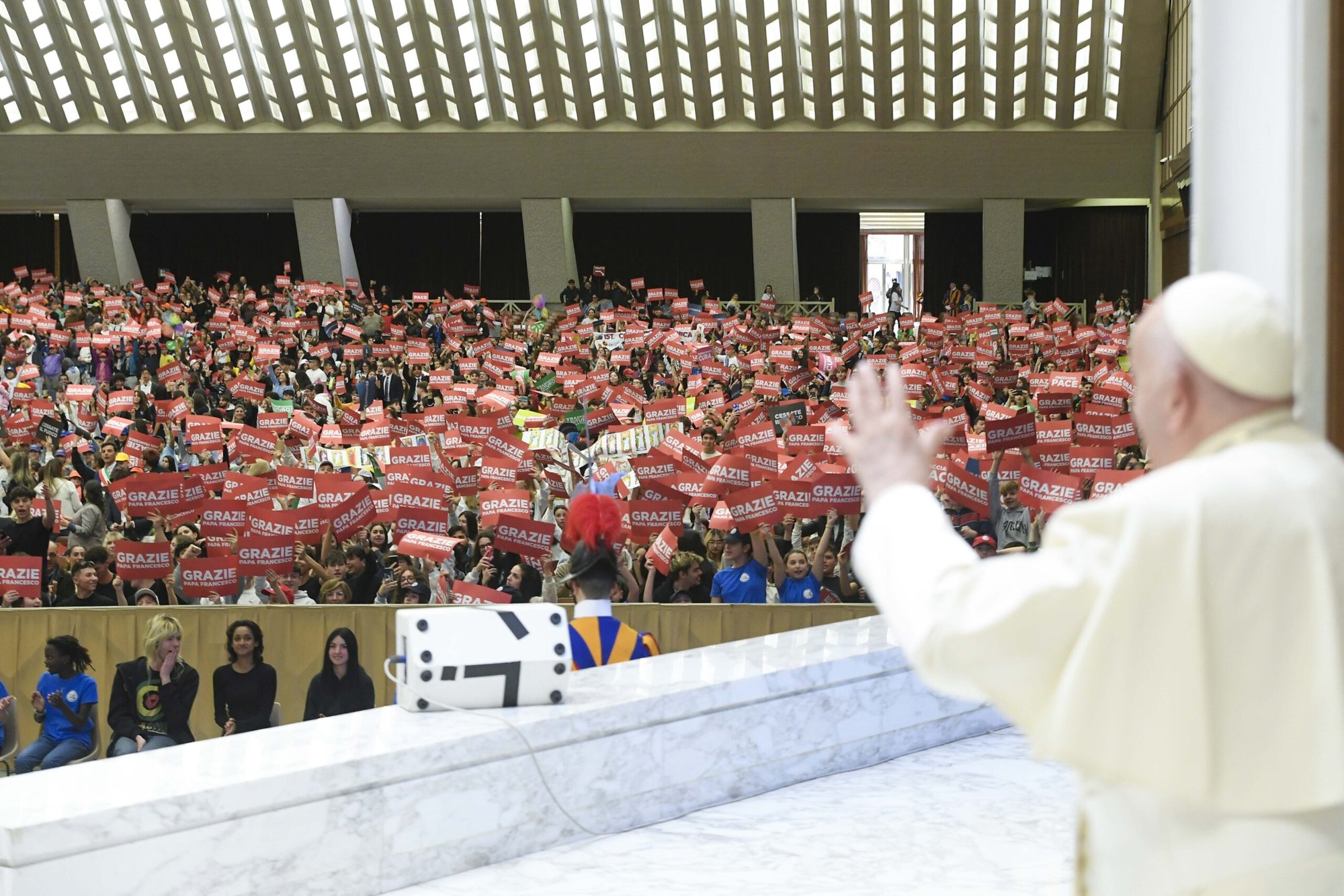 El Papa Francisco saluda a unos 6.000 escolares italianos que participan en la Red Nacional de Escuelas de Paz, un programa de educación cívica, en el Aula de Audiencias Pablo VI del Vaticano el 19 de abril de 2024. (Foto CNS/Vatican Media)