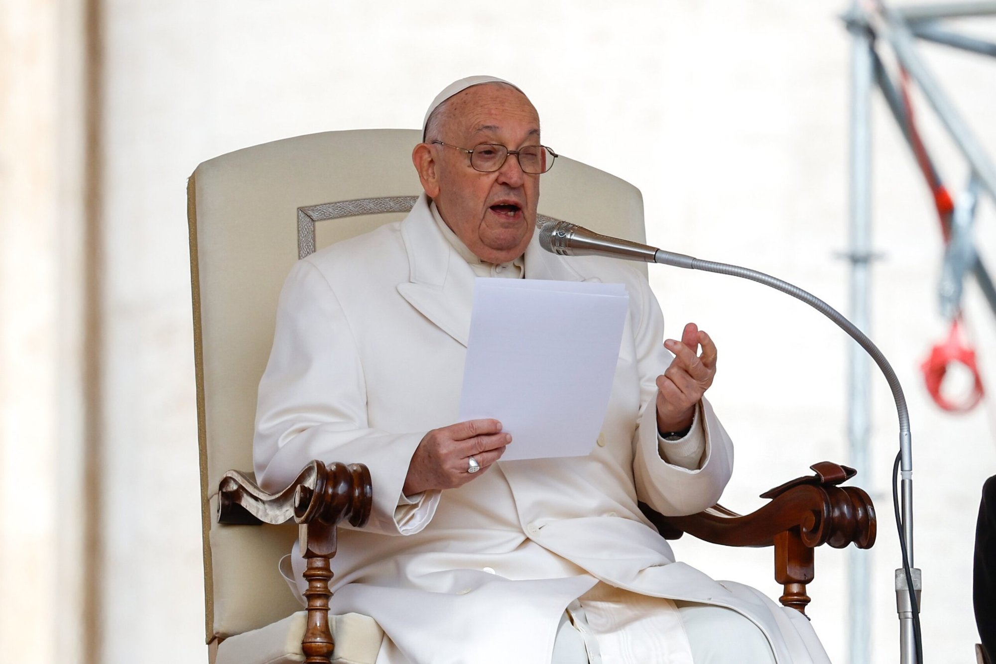 El Papa Francisco habla a los visitantes sobre las virtudes de la fe, la esperanza y la caridad, durante su audiencia general semanal en la Plaza de San Pedro del Vaticano el 24 de abril de 2024. (Foto CNS/Lola Gomez)
