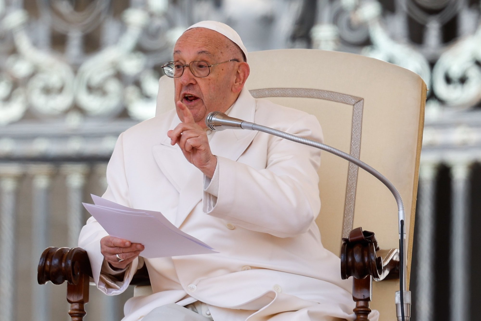 El Papa Francisco habla a los miembros de la asociación de laicos Acción Católica Italiana reunidos en la Plaza de San Pedro durante un encuentro en el Vaticano el 25 de abril de 2024. El Vaticano dijo que unas 60.000 personas estaban presentes en la plaza y sus alrededores. (Foto CNS/Lola Gomez)