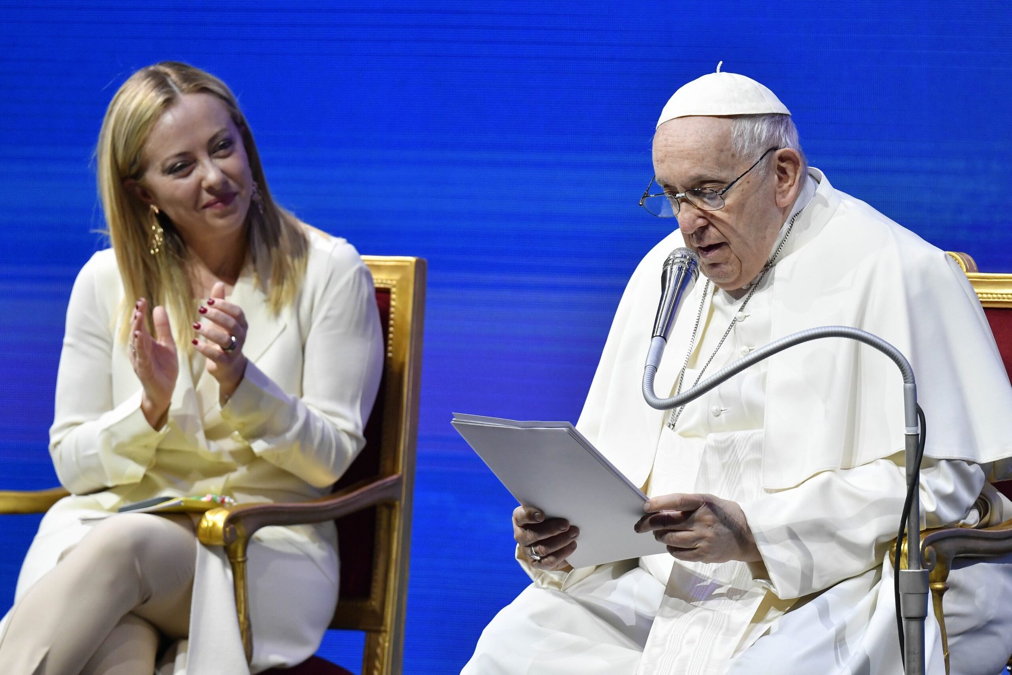 La primera ministra italiana, Giorgia Meloni, aplaude al Papa Francisco durante una reunión sobre las familias y el descenso de la natalidad en Italia, el 12 de mayo de 2023, en Roma. (Foto CNS/Vatican Media)