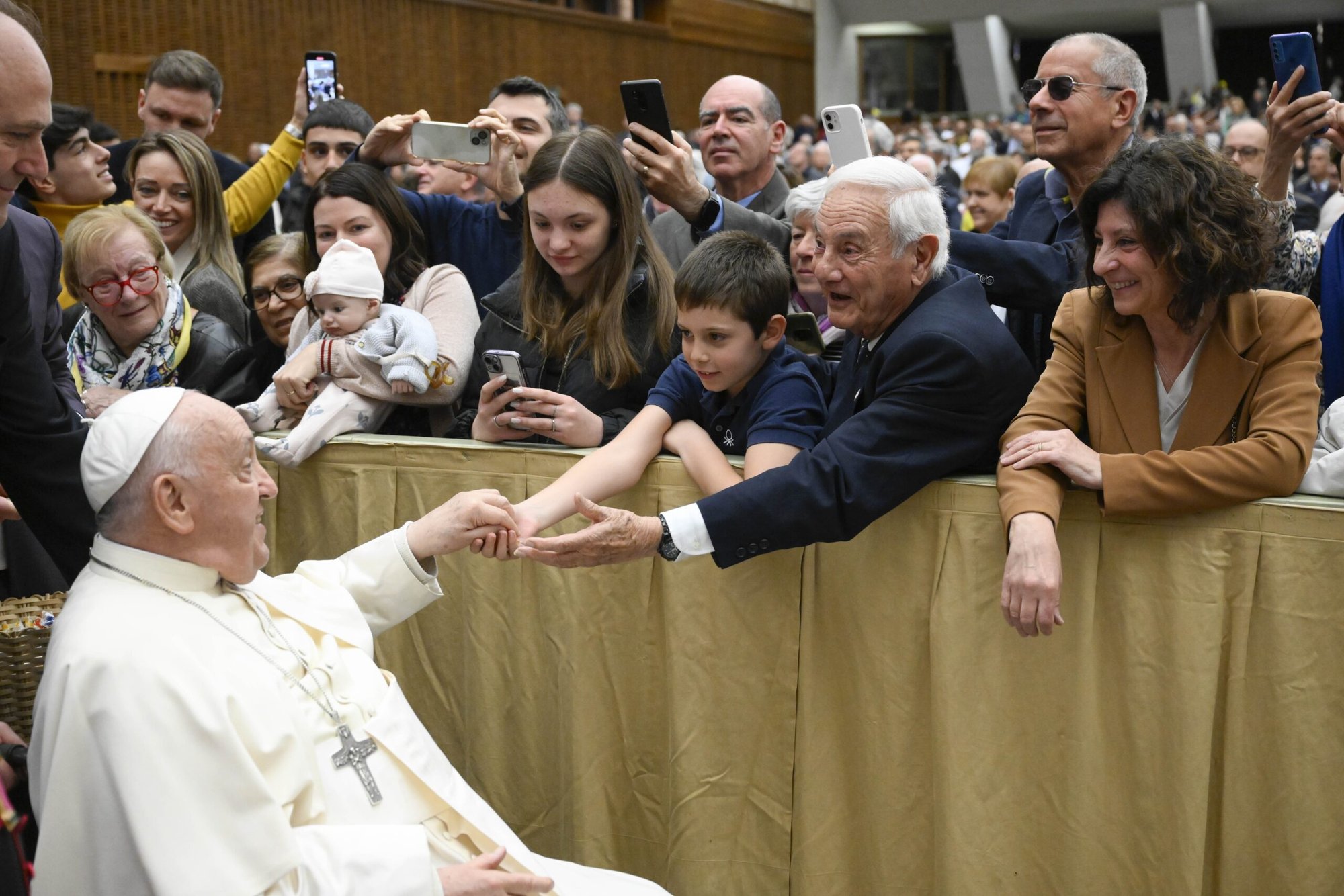 El Papa Francisco saluda a abuelos italianos con sus hijos y nietos el 27 de abril de 2024, en el Aula de Audiencias Pablo VI del Vaticano. (Foto CNS /Vatican Media)