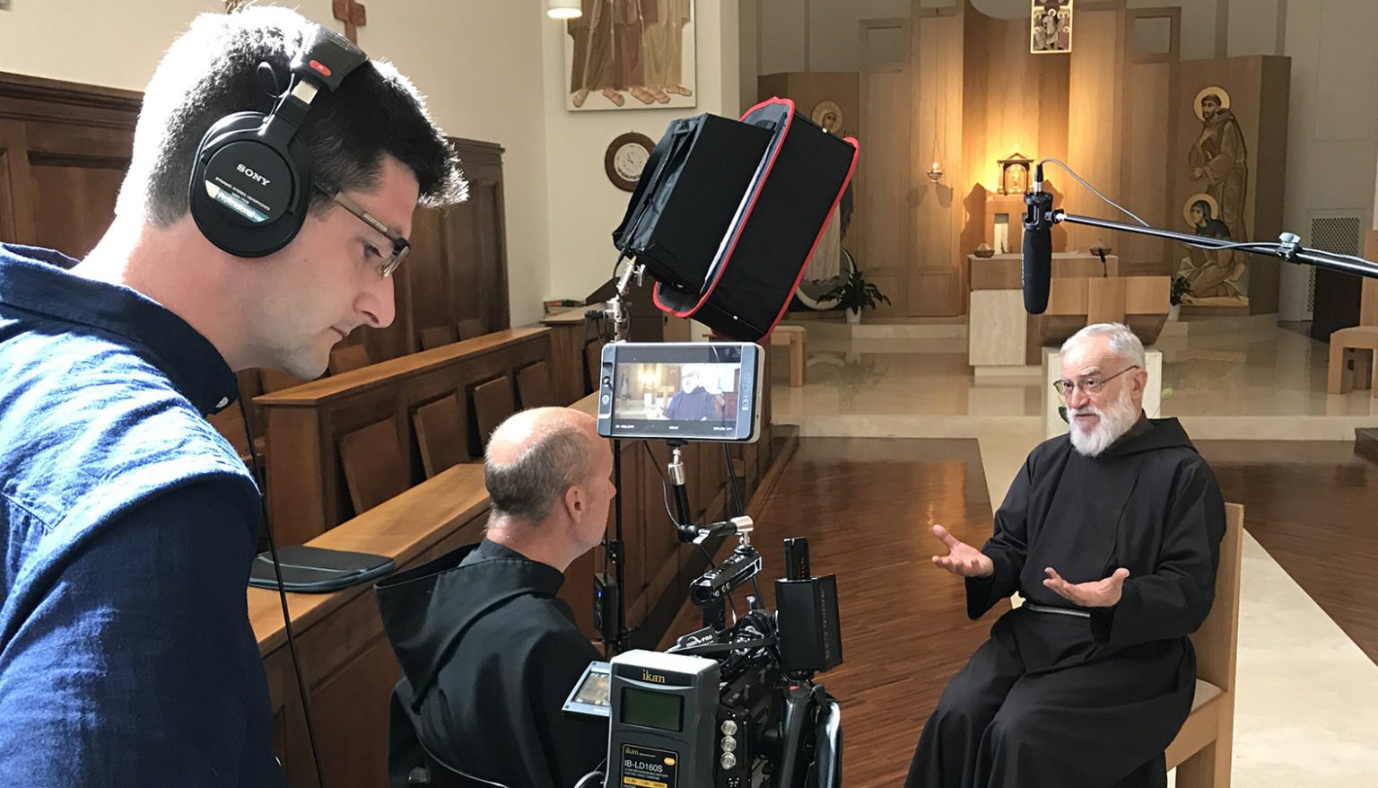 Dan Johnson y su equipo trabajan en un vídeo para Wild Goose TV. (Cortesía de Wild Goose TV)