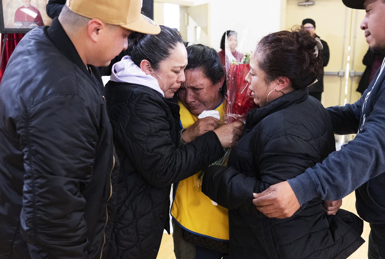 Una familia reunida se abraza entre lágrimas después de verse por primera vez en décadas durante un evento especial en la iglesia St. Frances X. Cabrini en el sur de Los Ángeles el 30 de marzo. (Víctor Alemán)