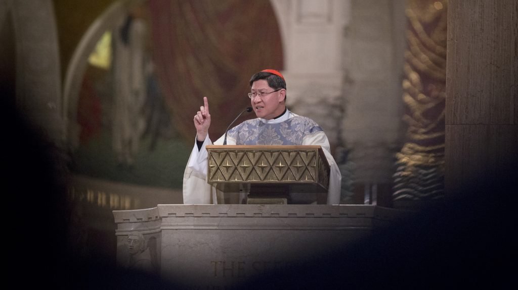 El cardenal Luis Antonio Tagle de Manila, Filipinas, durante una misa en 2014 en la Basílica del Santuario Nacional de la Inmaculada Concepción en Washington. (CNS photo/Tyler Orsburn)