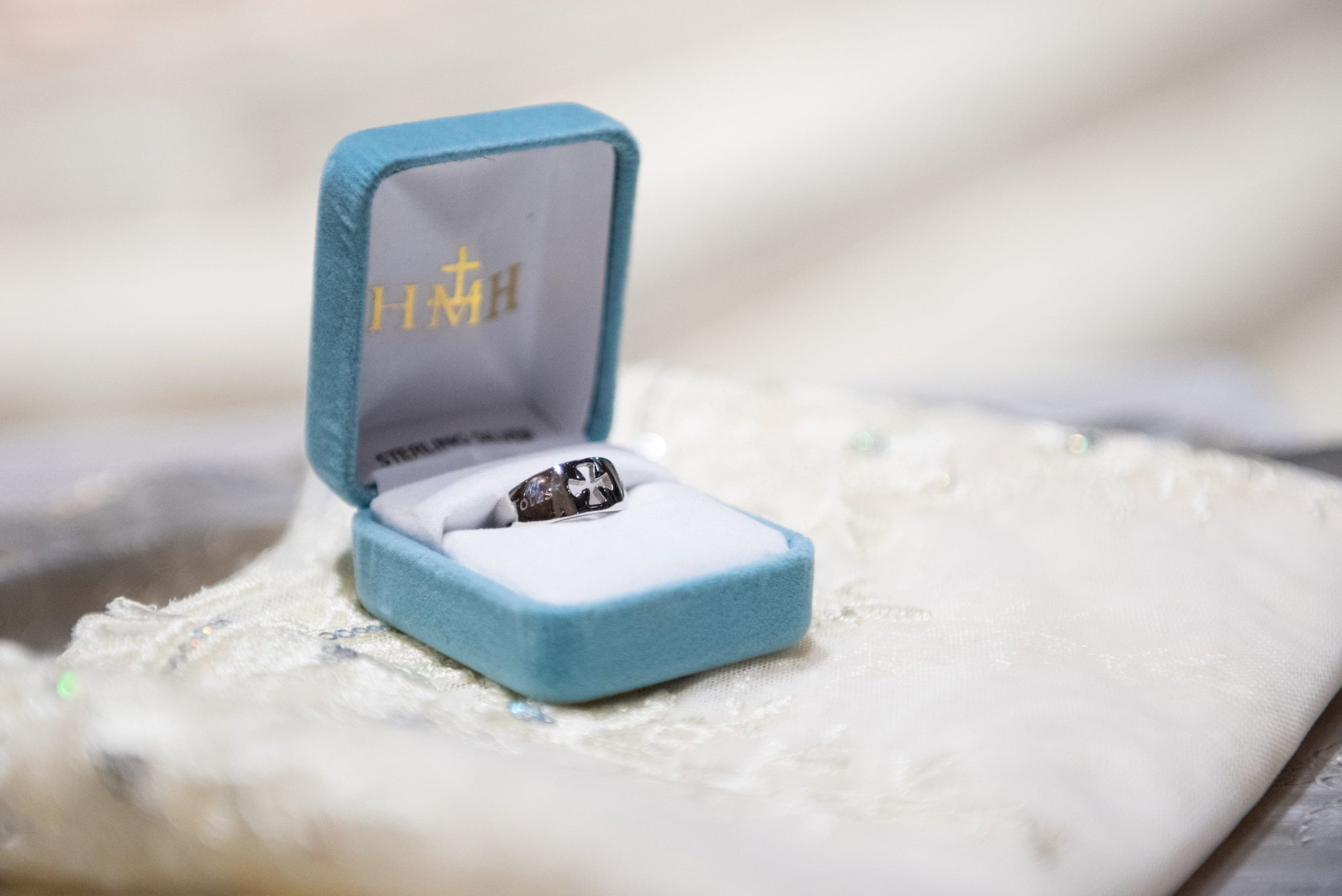 El anillo de una virgen consagrada en la Catedral del Santísimo Sacramento de Detroit el 25 de septiembre de 2021. Simboliza el compromiso de vivir como "esposa de Cristo", sin tomar ningún esposo terrenal y prometiéndole fidelidad, castidad y obediencia.(CNS/Tim Fuller, Detroit Catholic)