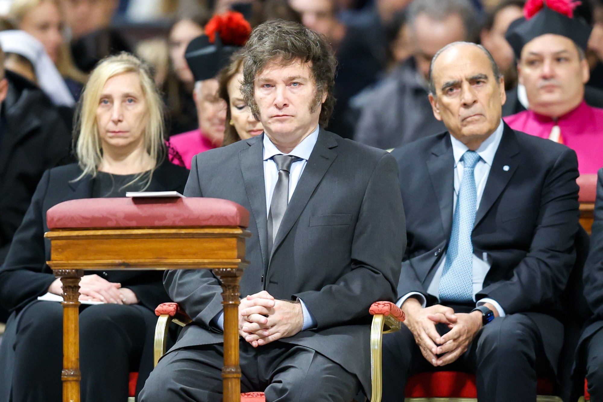 El presidente de Argentina, Javier Milei, asiste a la misa de canonización de la santa argentina María Antonia de Paz Figueroa, conocida como Mama Antula, en la basílica de San Pedro del Vaticano el 11 de febrero de 2024. También en la foto, a la izquierda, su hermana Karina Milei, secretaria general de la presidencia de Argentina y, a la derecha, Guillermo Francos, ministro del Interior de Argentina. (CNS/Archivo/Lola Gomez)