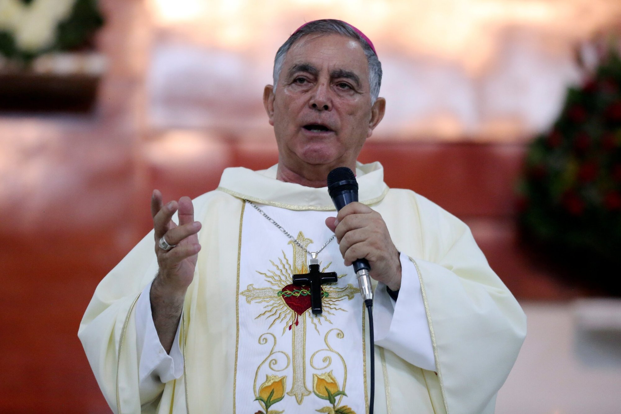 El obispo Salvador Rangel Mendoza de Chilpancingo-Chilapa, México, celebra una misa en Chilpancingo el 7 de junio de 2018. El obispo mexicano ahora jubilado, conocido por mediar en negociaciones con jefes de cárteles de la droga, fue localizado en la cama de un hospital el 29 de abril de 2024, tras permanecer incomunicado durante dos días, aunque las autoridades locales creen que fue secuestrado brevemente en un "secuestro exprés" por desconocidos. (Foto OSV News/Gustavo Graf, Reuters)