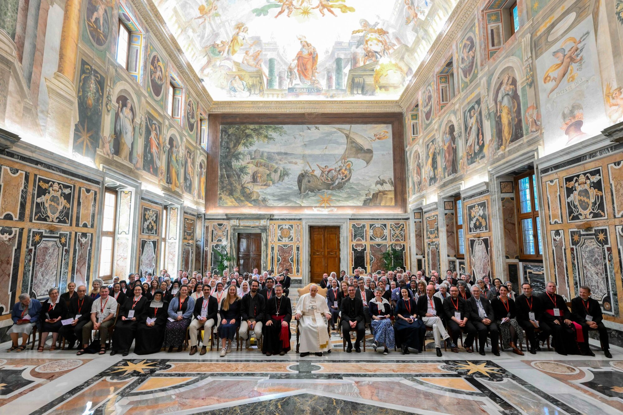El Papa Francisco posa para una foto con los participantes en una conferencia sobre "Reparar lo irreparable" con motivo del 350 aniversario de las apariciones de Jesús a Santa Margarita María Alacoque en el Vaticano el 4 de mayo de 2024. (CNS photo/Vatican Media)