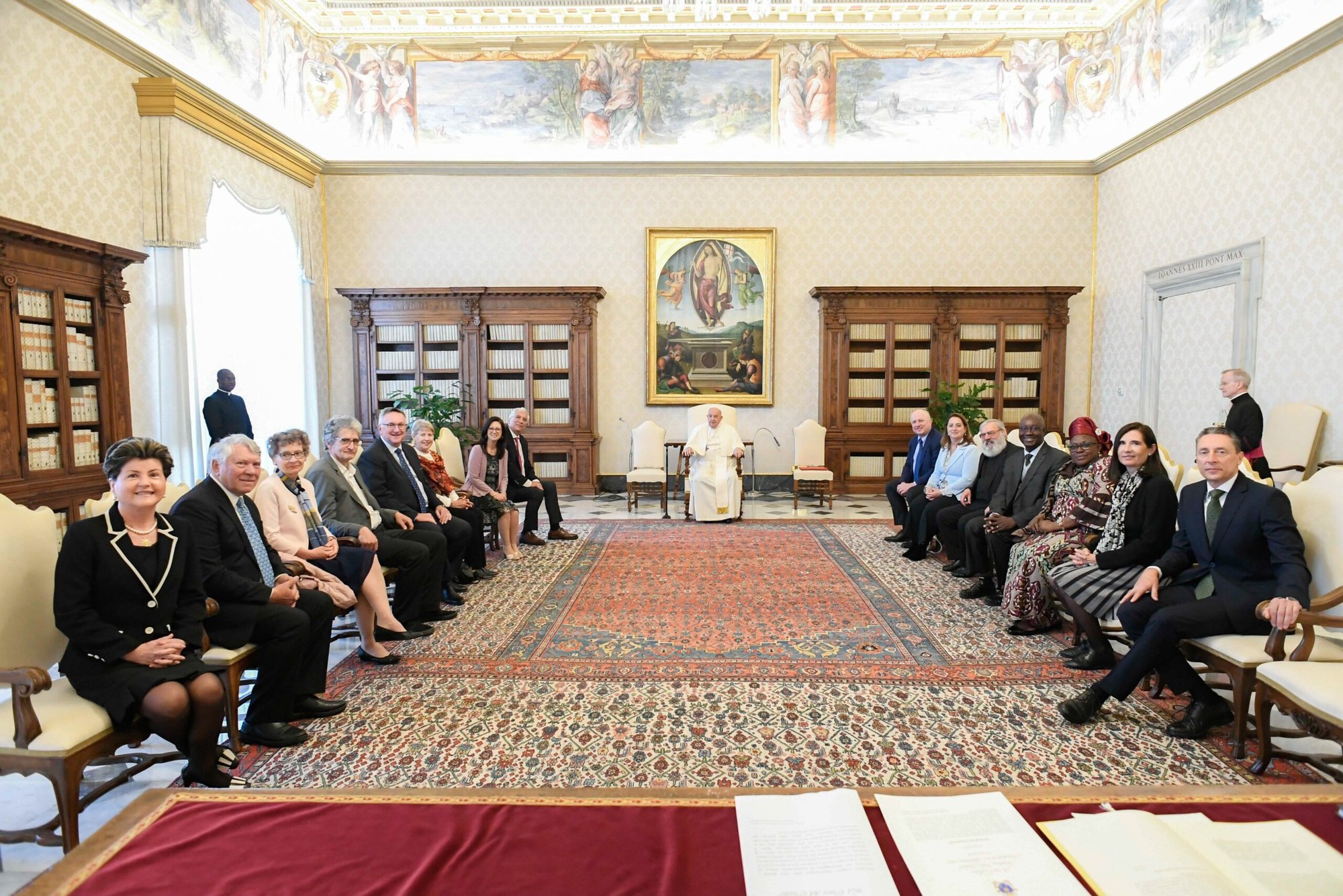 El Papa Francisco se reúne con los líderes internacionales del movimiento laico “Equipos de Nuestra Señora” en el Vaticano el 4 de mayo de 2024. (Foto CNS/Vatican Media)