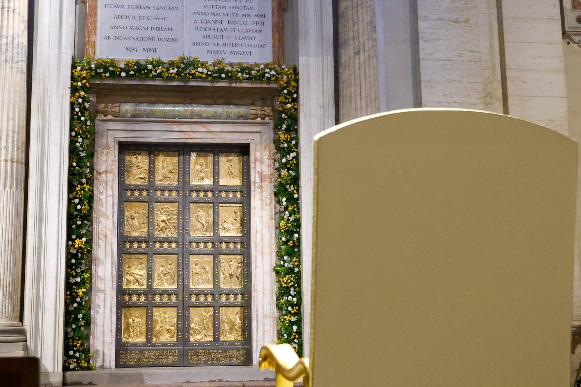 Una silla asignada para el Papa Francisco es colocada frente a la Puerta Santa de la Basílica de San Pedro en el Vaticano el 9 de mayo de 2024. (CNS /Lola Gomez)