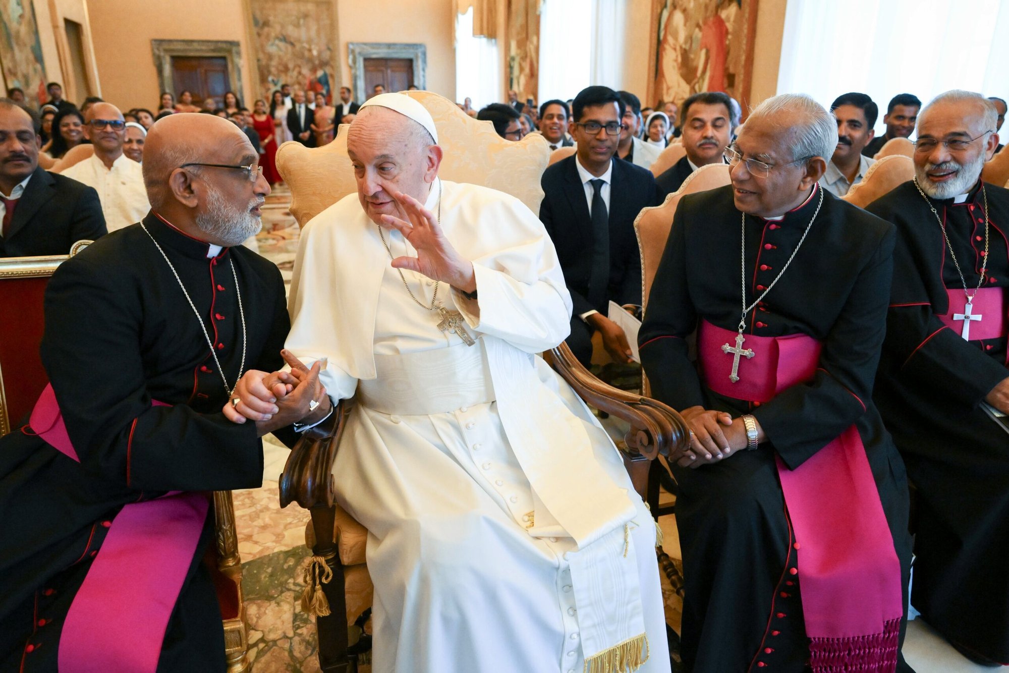 El Papa Francisco estrecha la mano del arzobispo indio Raphael Thattil, arzobispo mayor de Ernakulam-Angamaly, durante un encuentro con obispos, sacerdotes y fieles de la Iglesia católica siro-malabar en el Vaticano el 13 de mayo de 2024. (CNS/Vatican Media)