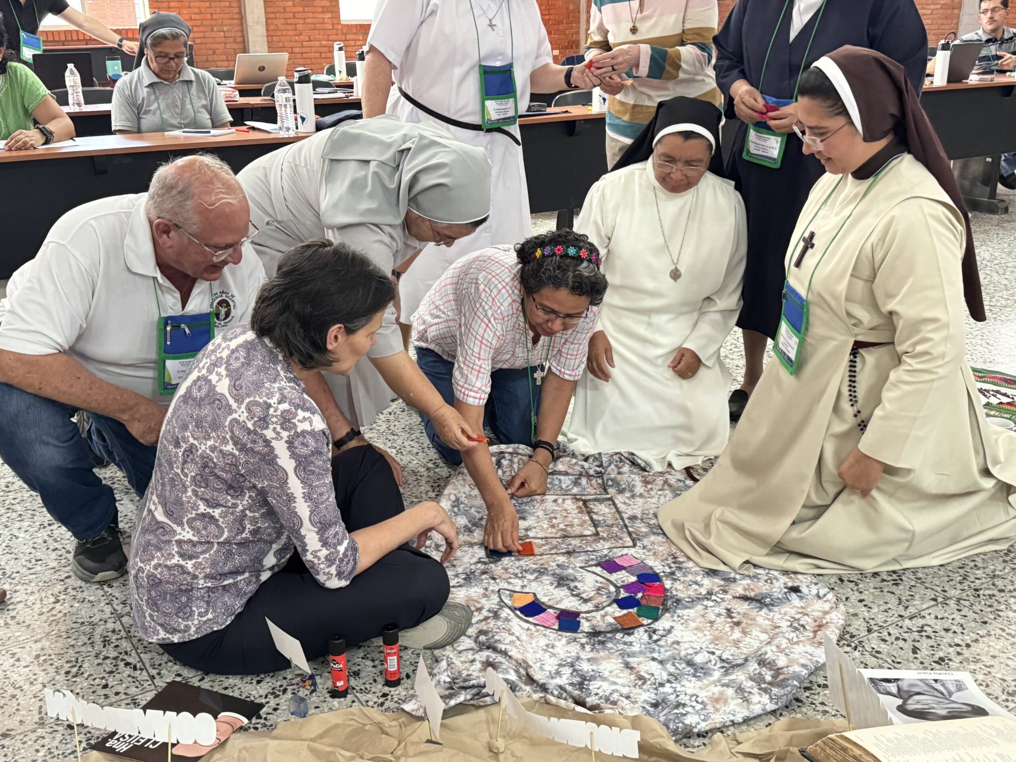 Miembros de la Confederación Latinoamericana y Caribeña de Religiosos, o CLAR, armaron una decoración de altar el 18 de abril en el campus de la Universidad Católica en Las Tres Rosas, Honduras. Unos 60 secretarios generales, presidentes de conferencias religiosas y teólogos representantes de la junta directiva de la mayor organización de religiosas y religiosos de América Latina y el Caribe se reunieron en la reunión anual de la CLAR del 18 al 21 de abril para hablar sobre la vida consagrada en la región. (Foto RSG/Rhina Guidos)