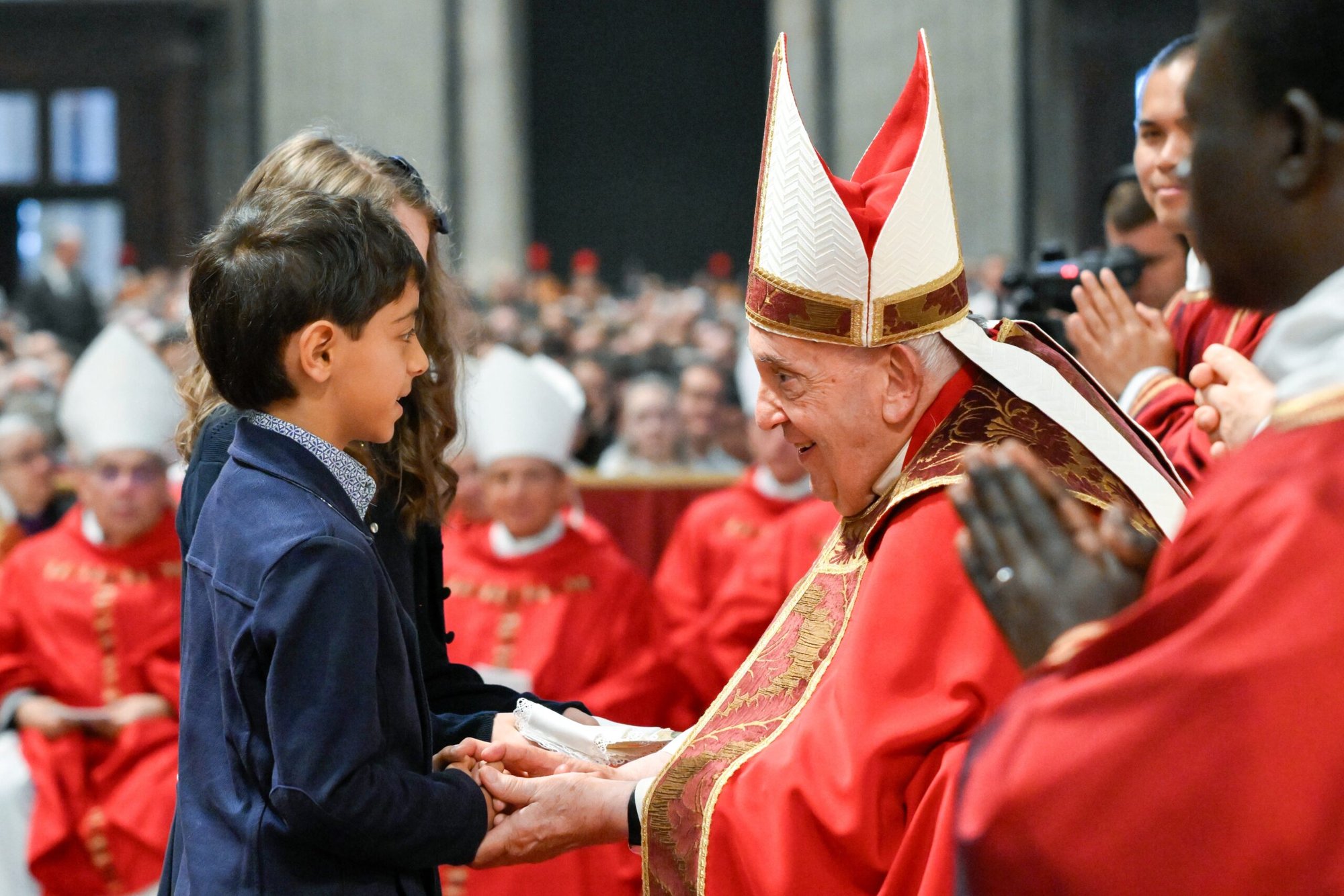 El Papa Francisco acepta las ofrendas durante la Misa de Pentecostés en la Basílica de San Pedro en el Vaticano el 19 de mayo de 2023. (Foto CNS/Vatican Media)