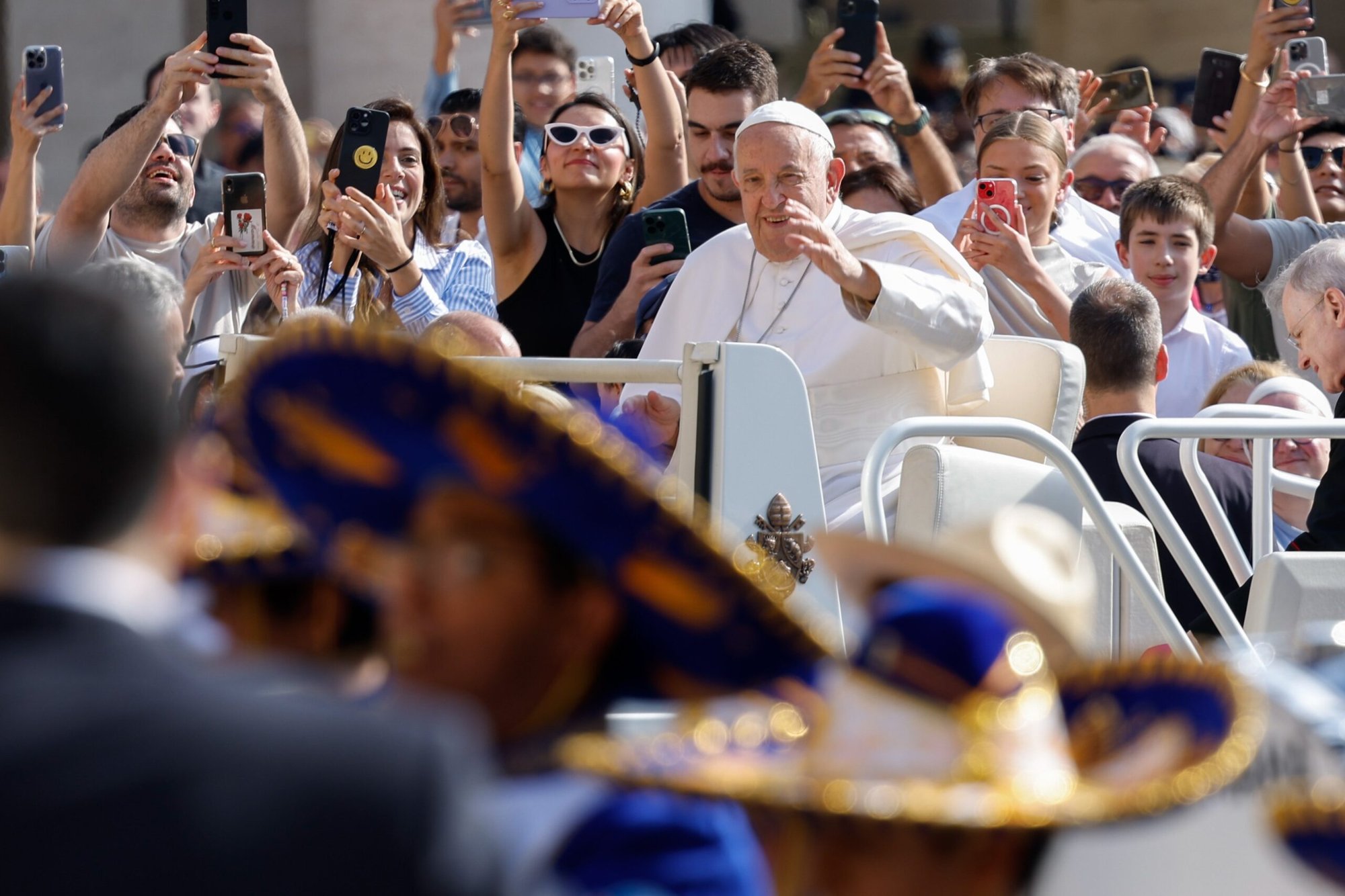 El Papa Francisco saluda a los visitantes mientras recorre la Plaza de San Pedro en el papamóvil antes de su audiencia general semanal en el Vaticano el 29 de mayo de 2024. (CNS /Lola Gomez)
