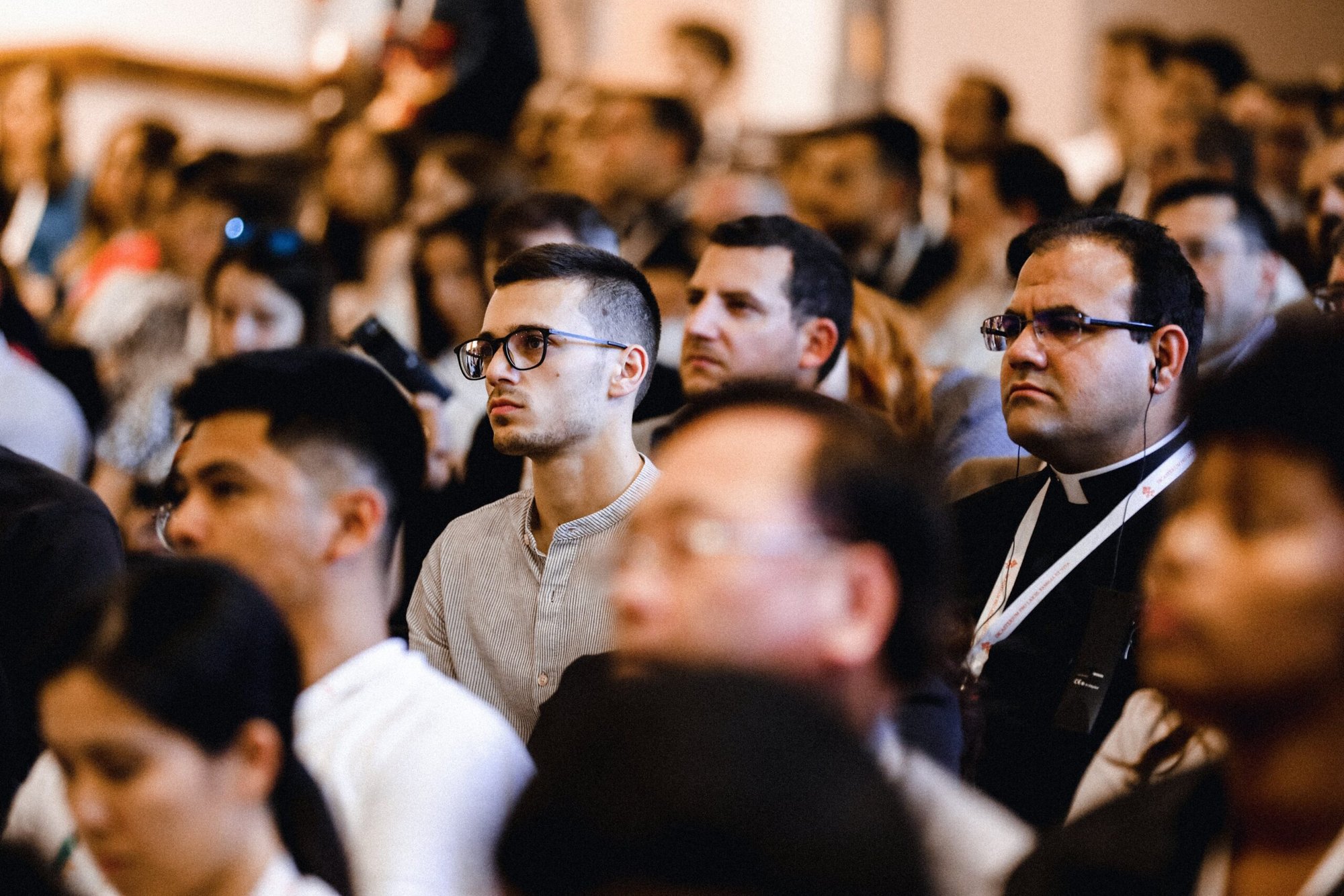 Participantes asisten al Congreso Internacional de Pastoral Juvenil el 23 de mayo de 2024, en un centro de conferencias en Ciampino, a las afueras de Roma. (Foto CNS/cortesía del Dicasterio para los Laicos, la Familia y la Vida)