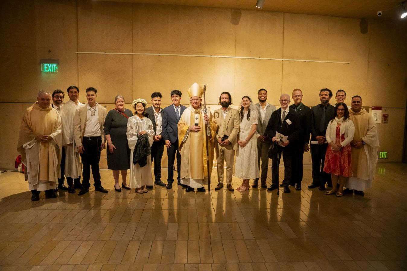 El Arzobispo José H. Gómez con los catecúmenos adultos y candidatos recibidos en la Iglesia Católica en la Vigilia Pascual en la Catedral de Nuestra Señora de los Ángeles el 29 de marzo. (Archidiócesis de Los Ángeles)