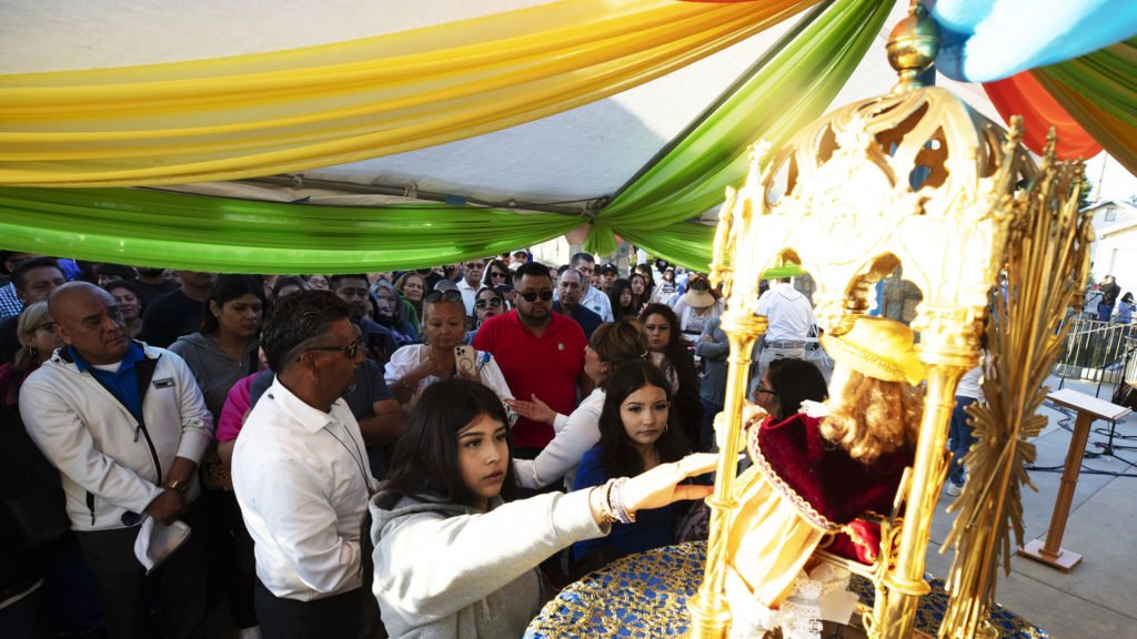 Una fila de personas esperaba para venerar la imagen peregrina del Santo Niño de Atocha que visitaba desde Zacatecas, México, después de la misa vespertina del sábado afuera de la Iglesia de Nuestra Señora de Guadalupe en Santa Paula el 25 de mayo. (Víctor Alemán)