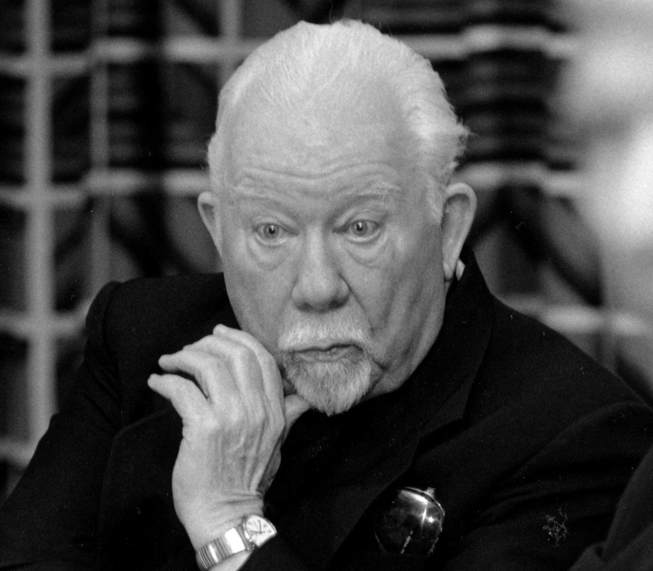 l padre edentorista Francis Xavier Murphy, en una foto de archivo de 1996, escribió una serie de despachos sobre el Concilio Vaticano II para la revista The New Yorker. Escritas bajo el seudónimo de Xavier Rynne, sus "Cartas desde la Ciudad del Vaticano" causaron sensación al ofrecer una mirada entre bastidores de los procedimientos secretos. (Foto de archivo CNS de la Universidad Católica de América)