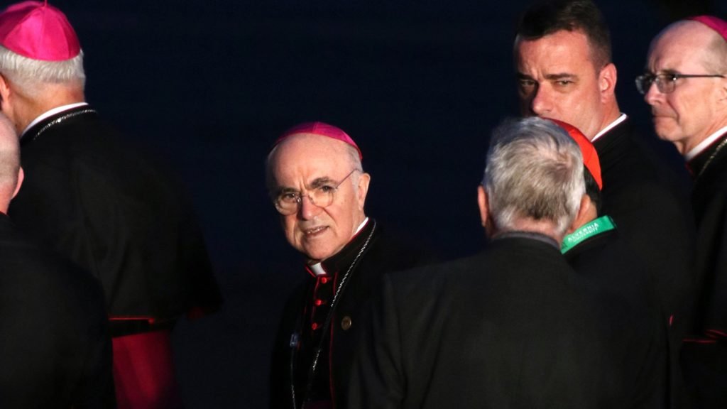 El arzobispo Carlo Maria Vigano, entonces nuncio apostólico en Estados Unidos, durante la salida del Papa Francisco del Aeropuerto Internacional de Filadelfia tras la visita apostólica del Papa a Estados Unidos en 2015. (CNS photo/Gregory A. Shemitz)