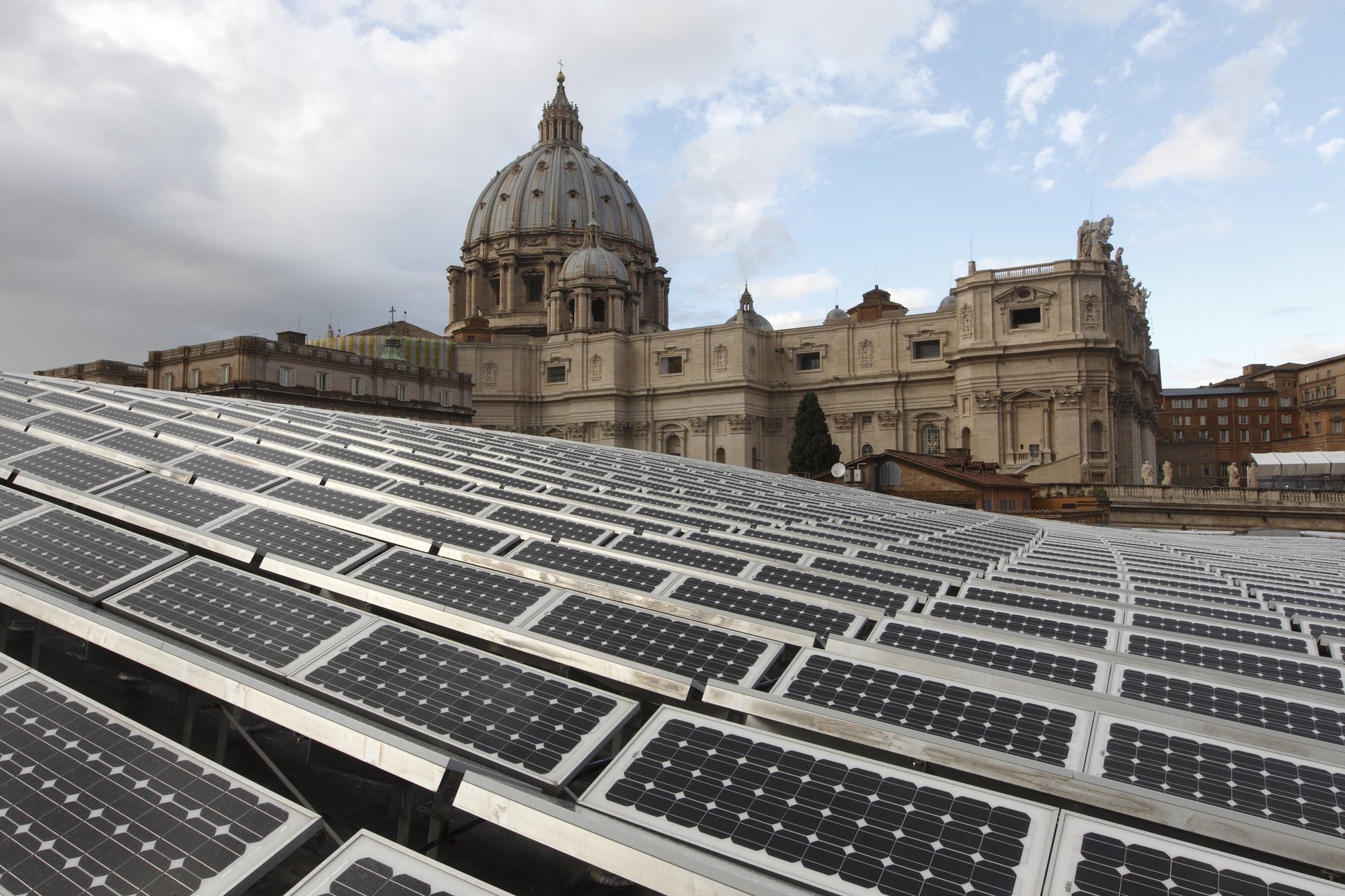 Paneles solares en el tejado de la sala de audiencias Pablo VI del Vaticano, en esta foto de archivo del 1 de diciembre de 2010. (CNS photo/Paul Haring)