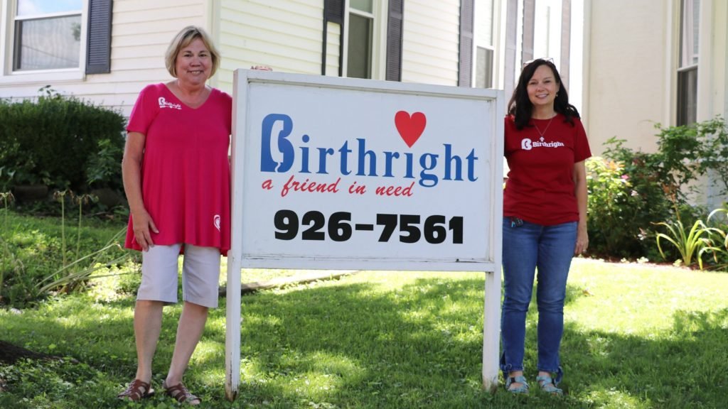 Sheila Calhoun, a la derecha, directora de Birthright de Owensboro, Kentucky, y Laura Payne, una voluntaria, frente al centro de recursos para embarazadas de Kentucky occidental el 11 de agosto de 2022. (OSV News photo/Elizabeth Wong Barnstead, Western Kentucky Catholic)
