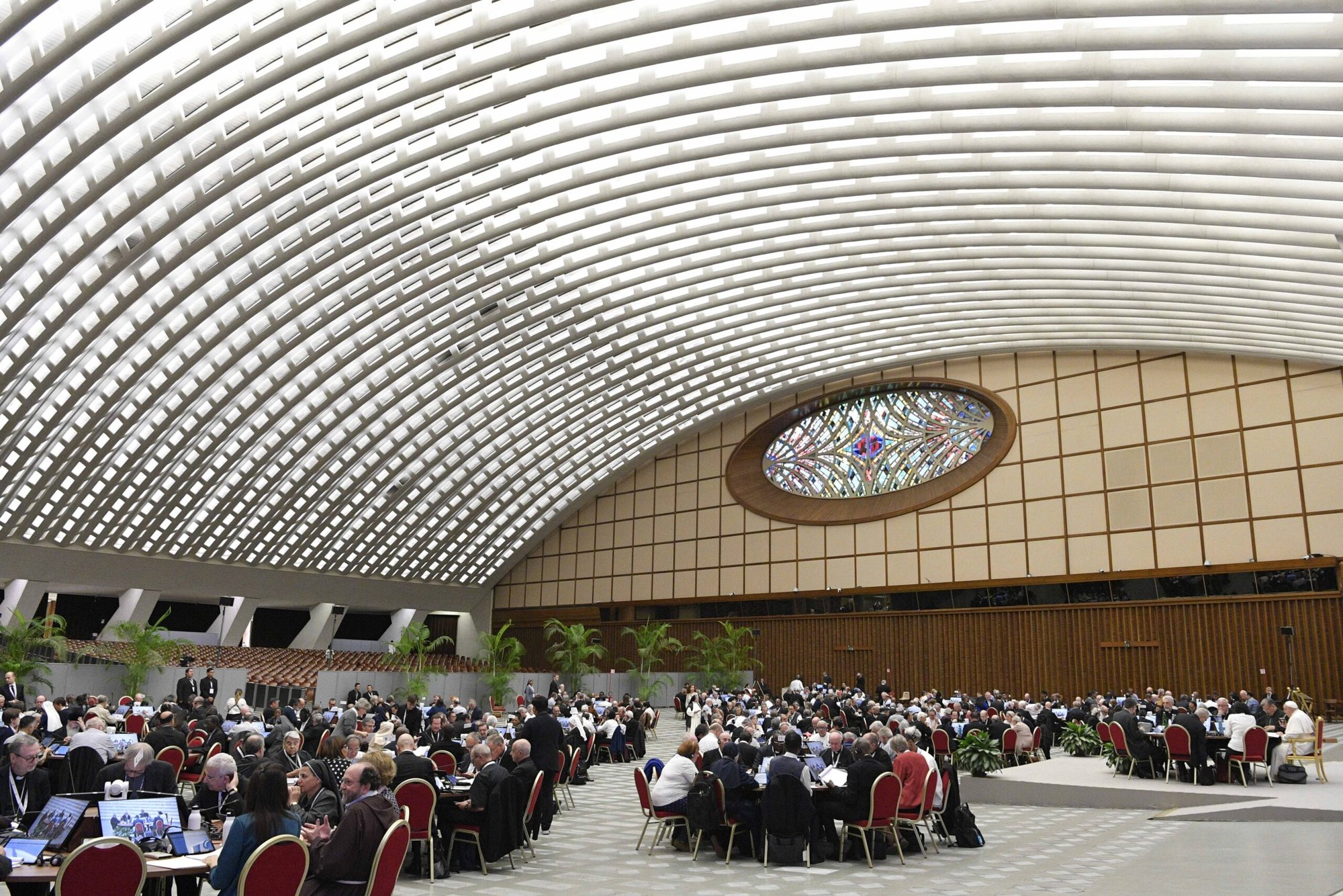 Los participantes en la asamblea del Sínodo de los Obispos se reúnen el 25 de octubre de 2023 para una sesión vespertina en el Aula Pablo VI del Vaticano. (CNS /Vatican Media)