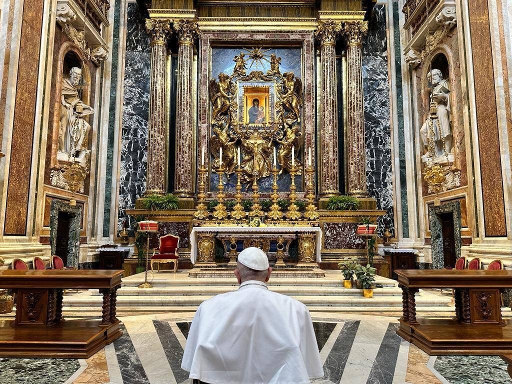 El Papa Francisco reza ante el icono de María, "Salus Populi Romani", en la Basílica de Santa María la Mayor de Roma el 1 de abril de 2023, tras ser dado de alta del hospital Gemelli de Roma para ser tratado de una bronquitis. El Vaticano dijo que encomendó a María a los niños que encontró en el hospital, a todos los enfermos y a los que lloran la pérdida de seres queridos. (Foto CNS/Oficina de Prensa de la Santa Sede)