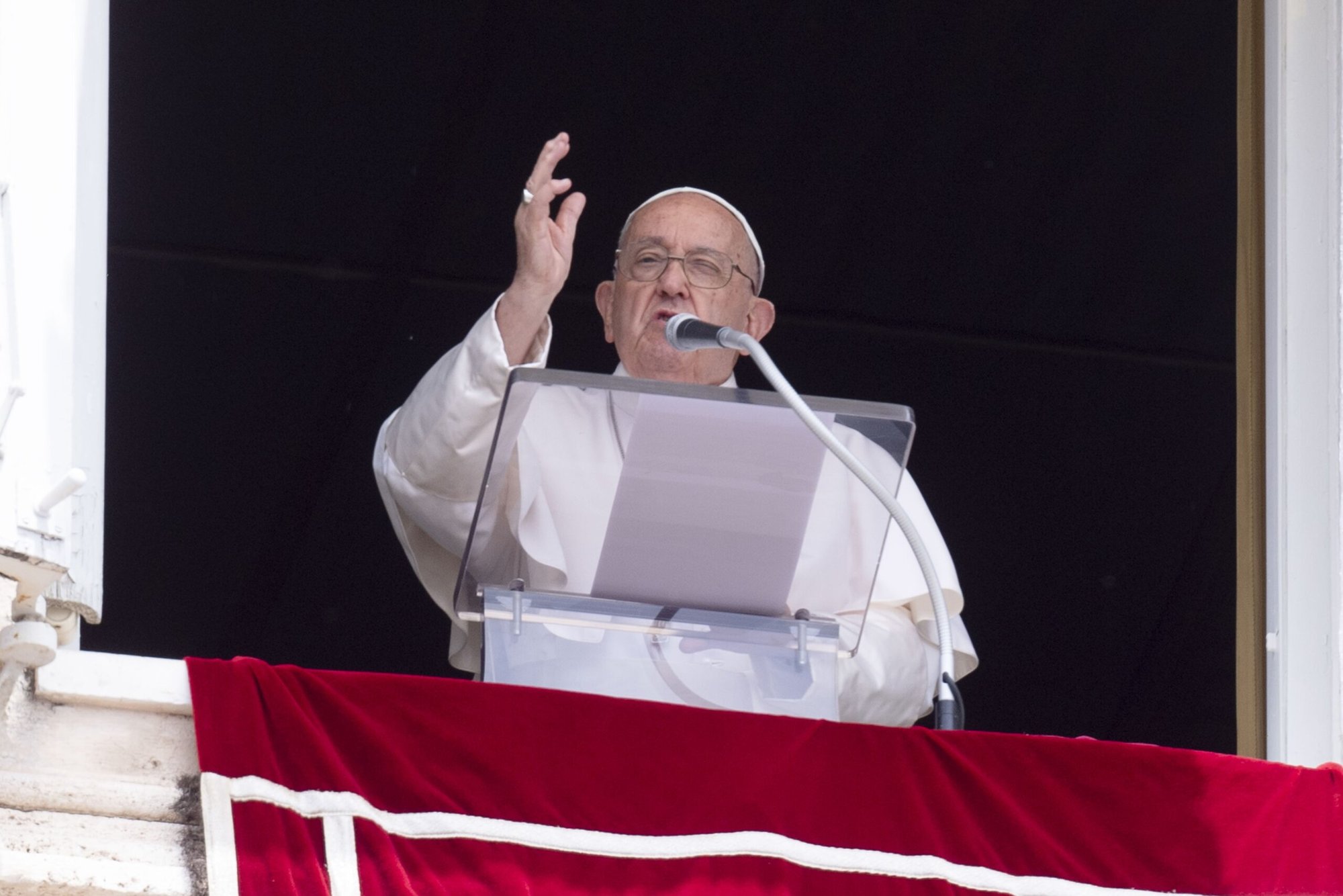El Papa Francisco bendice a los visitantes en la Plaza de San Pedro reunidos para rezar el Ángelus en el Vaticano el 9 de junio de 2024. (Foto CNS/Vatican Media)